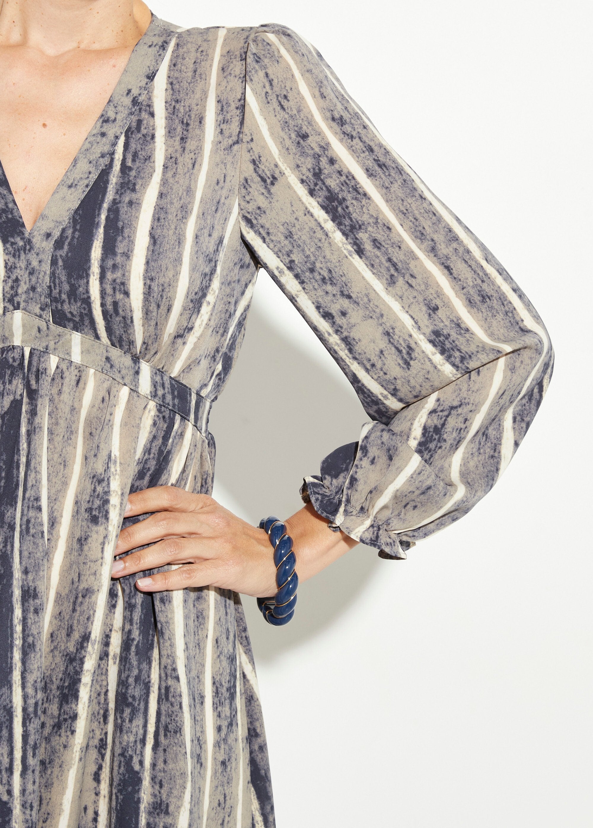 Robe_courte_col_V_taille_haute_plissée_Gris_et_ecru_DE2_slim