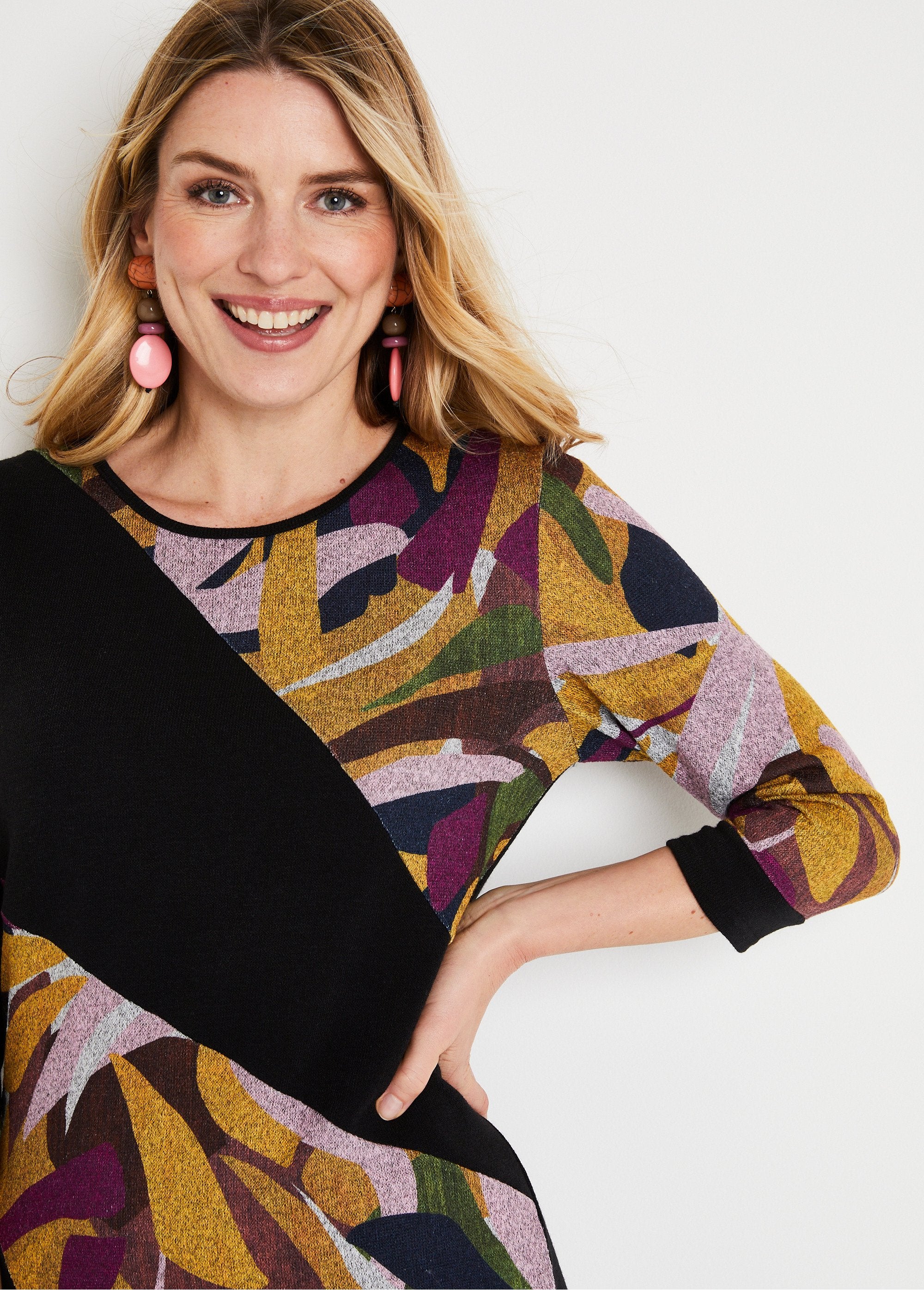 Robe_courte_droite_maille_chaude_graphique_Noir_et_rose_DE1_slim