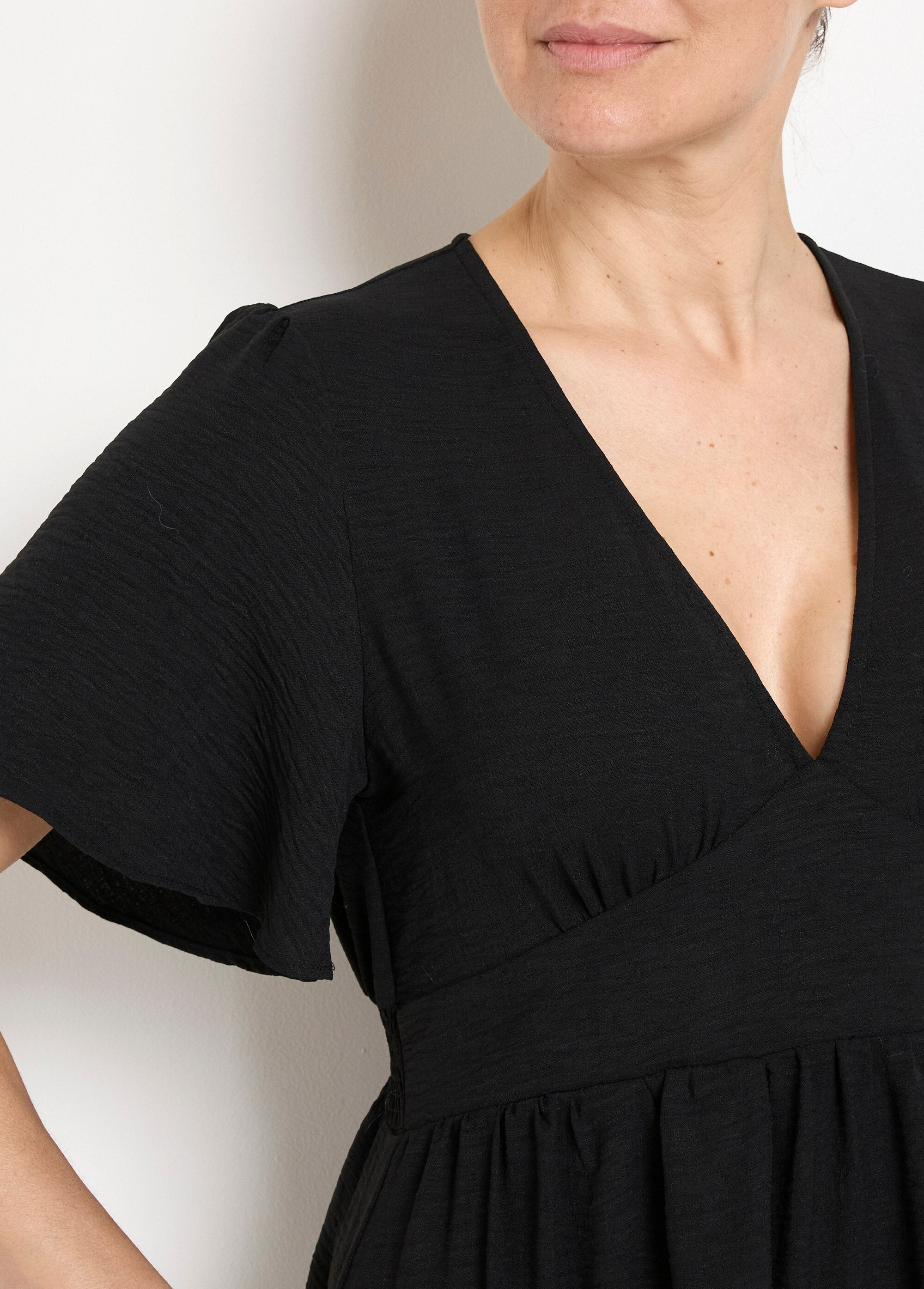 Robe_courte_encolure_V_et_taille_empire_Noir_DE1_slim