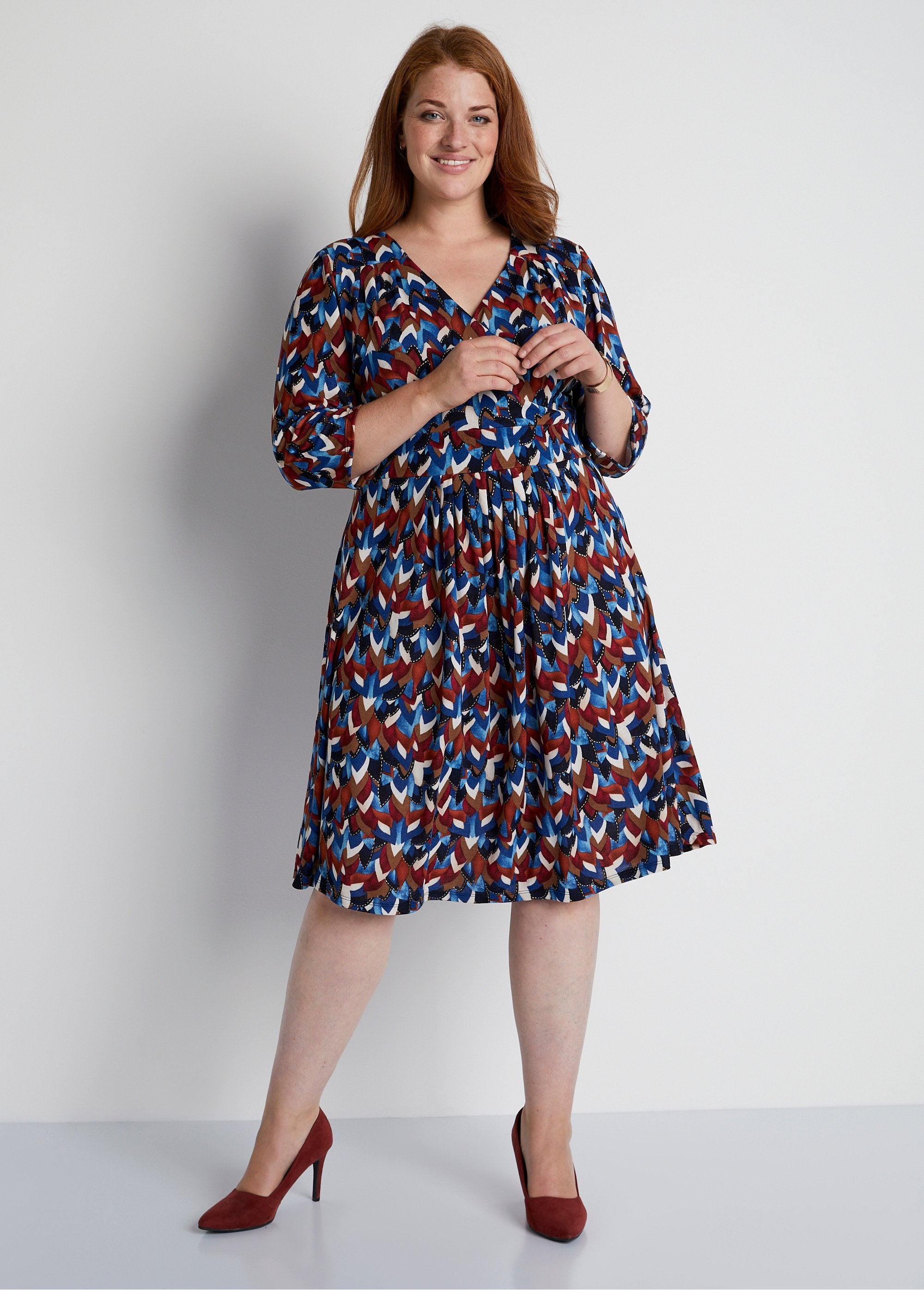 Robe_courte_évasée_cache-coeur_imprimée_Imprime_bleu_FA1_curvy