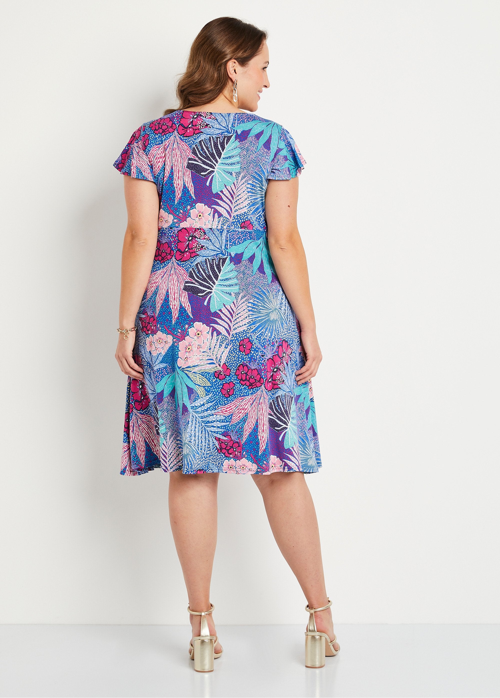 Robe_courte_évasée_col_V_drapé_Bleu_et_fuchsia_DO1_curvy