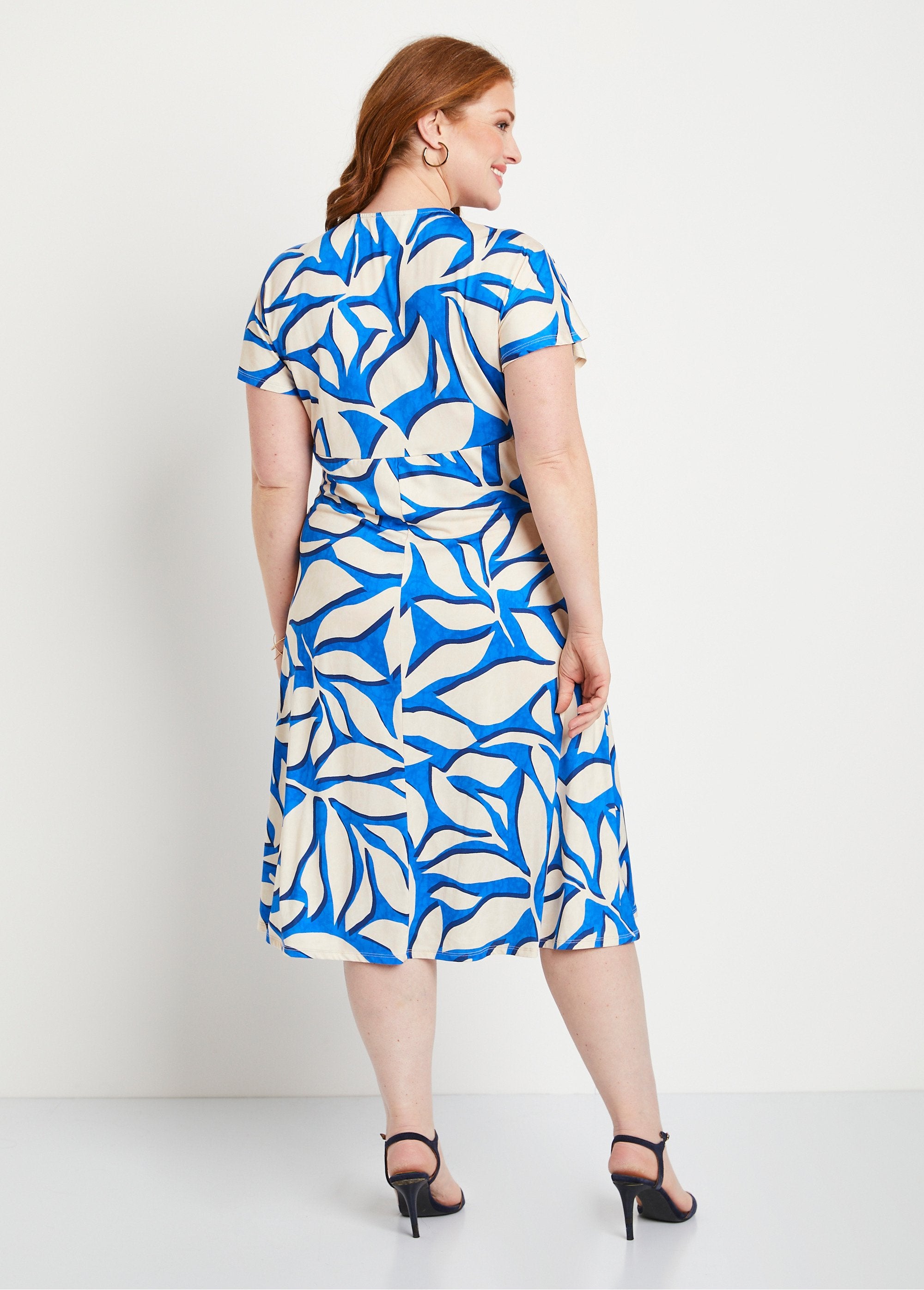Robe_courte_évasée_motif_feuilles_Bleu_et_ecru_DO1_curvy