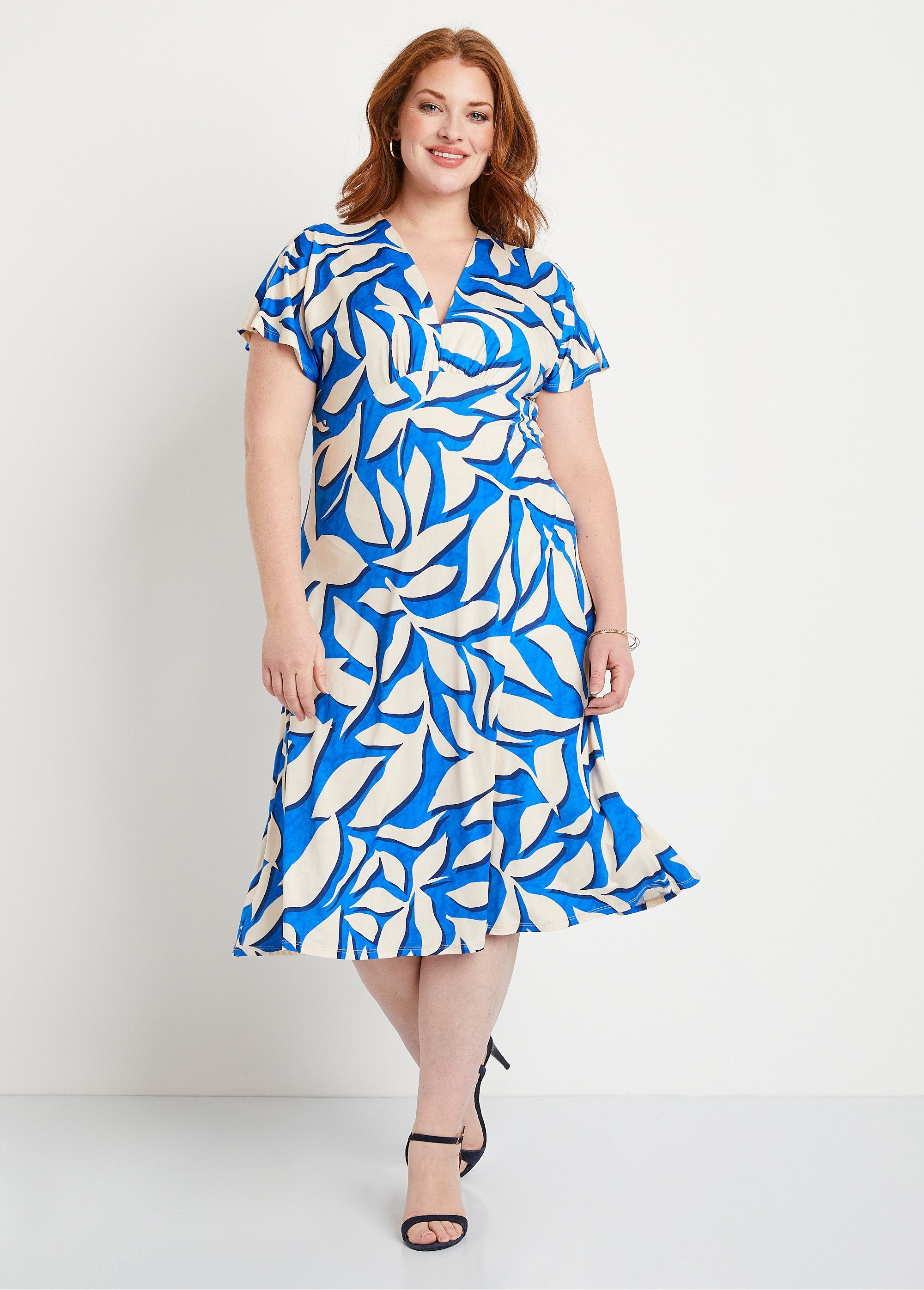 Robe_courte_évasée_motif_feuilles_Bleu_et_ecru_FA1_curvy