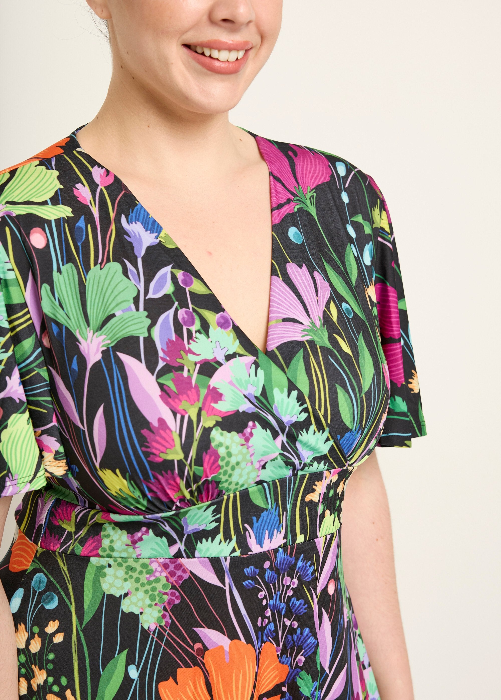 Robe_courte_fluide_manches_papillon,_fleuri_Imprime_fond_noir_DE1_curvy