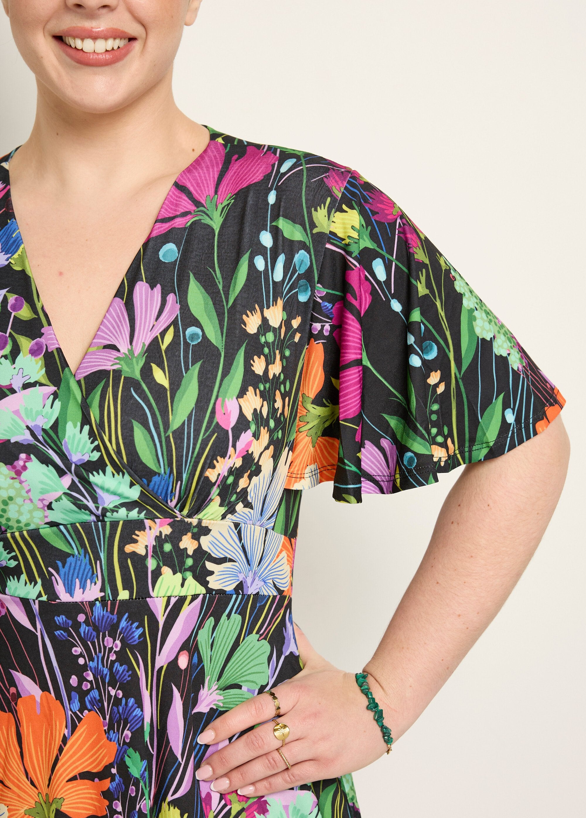 Robe_courte_fluide_manches_papillon,_fleuri_Imprime_fond_noir_DE2_curvy