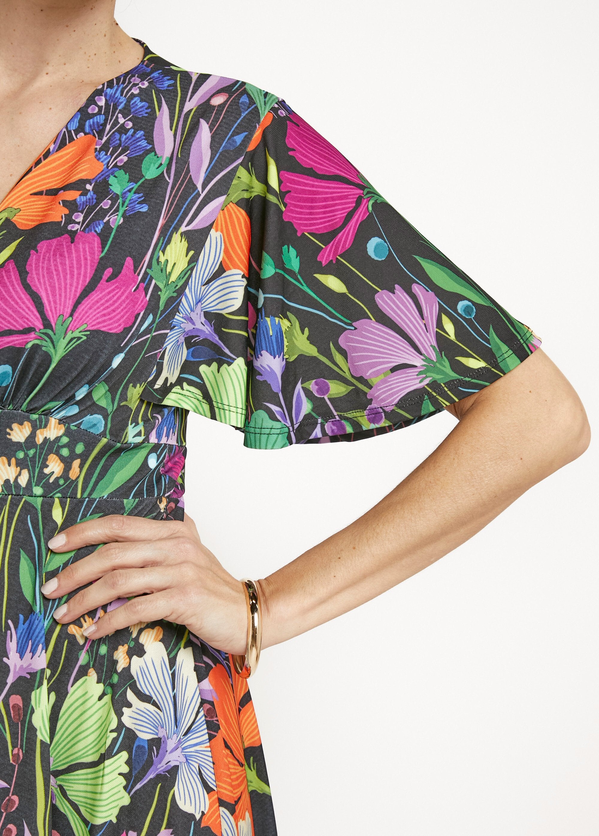 Robe_courte_fluide_manches_papillon,_fleuri_Imprime_fond_noir_DE2_slim