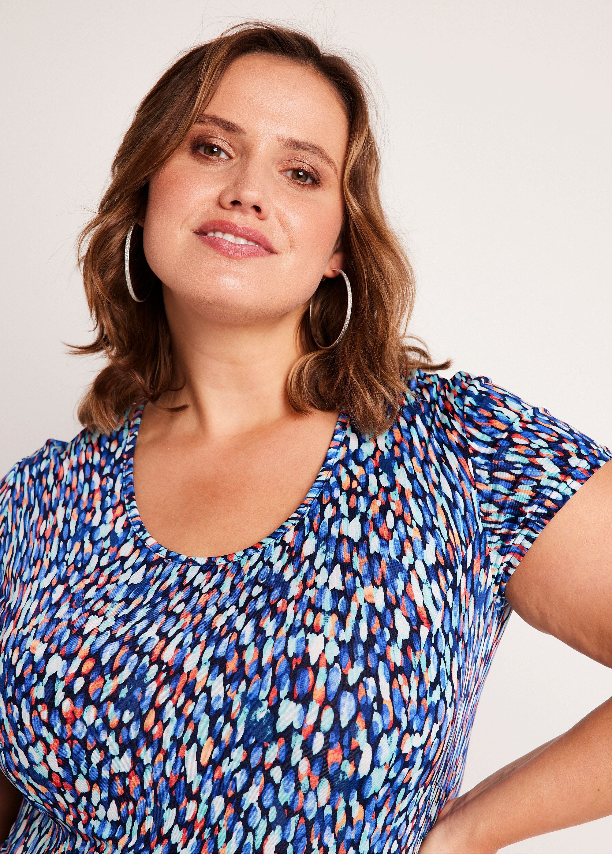 Robe_courte_galbée_évasée_Imp_bleu_DE1_curvy