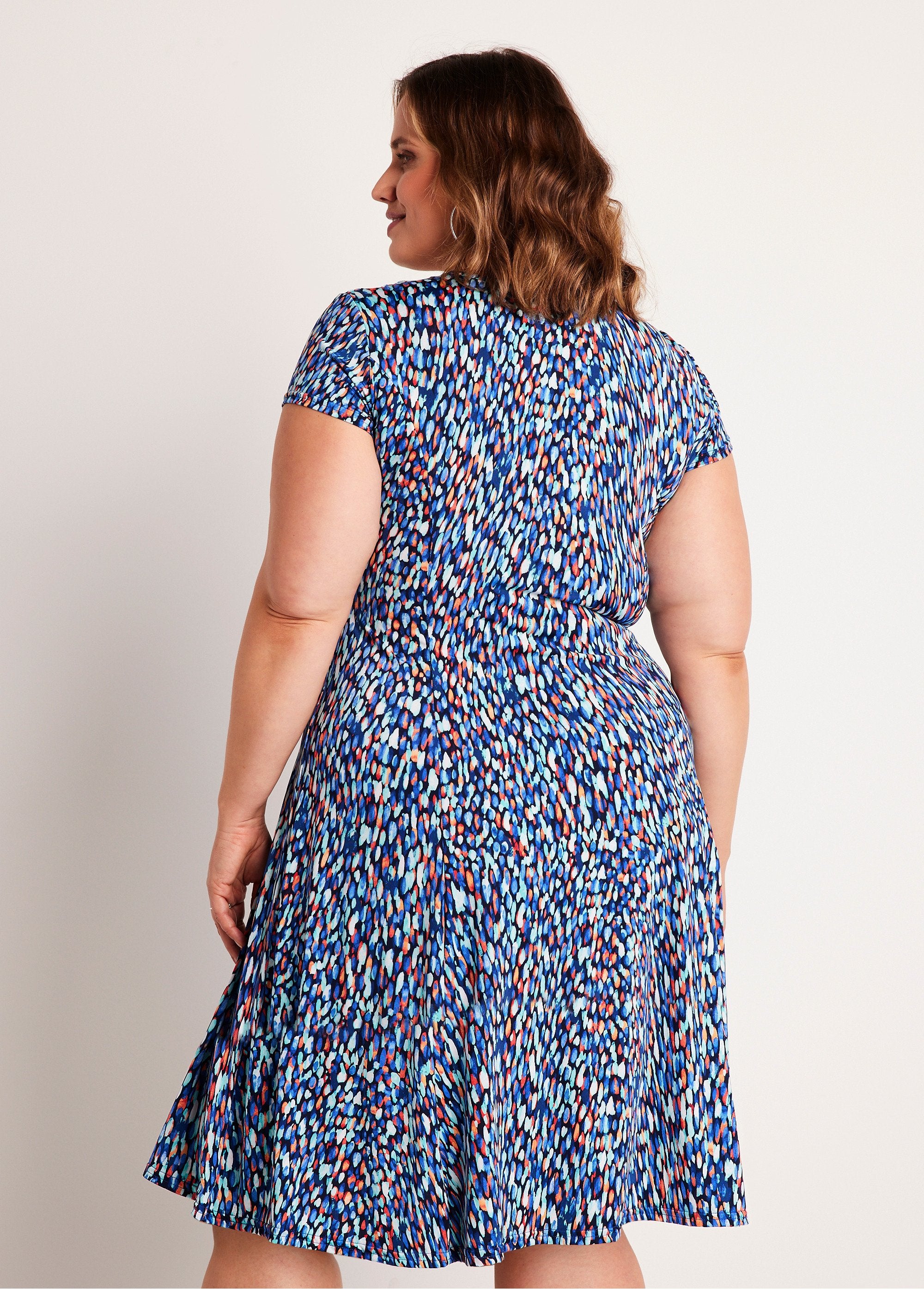 Robe_courte_galbée_évasée_Imp_bleu_DO1_curvy