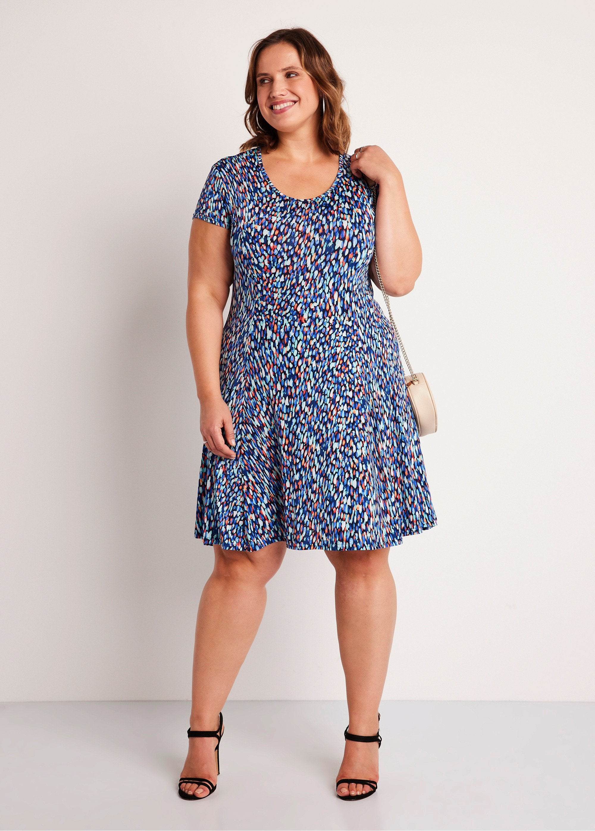 Robe_courte_galbée_évasée_Imp_bleu_FA1_curvy