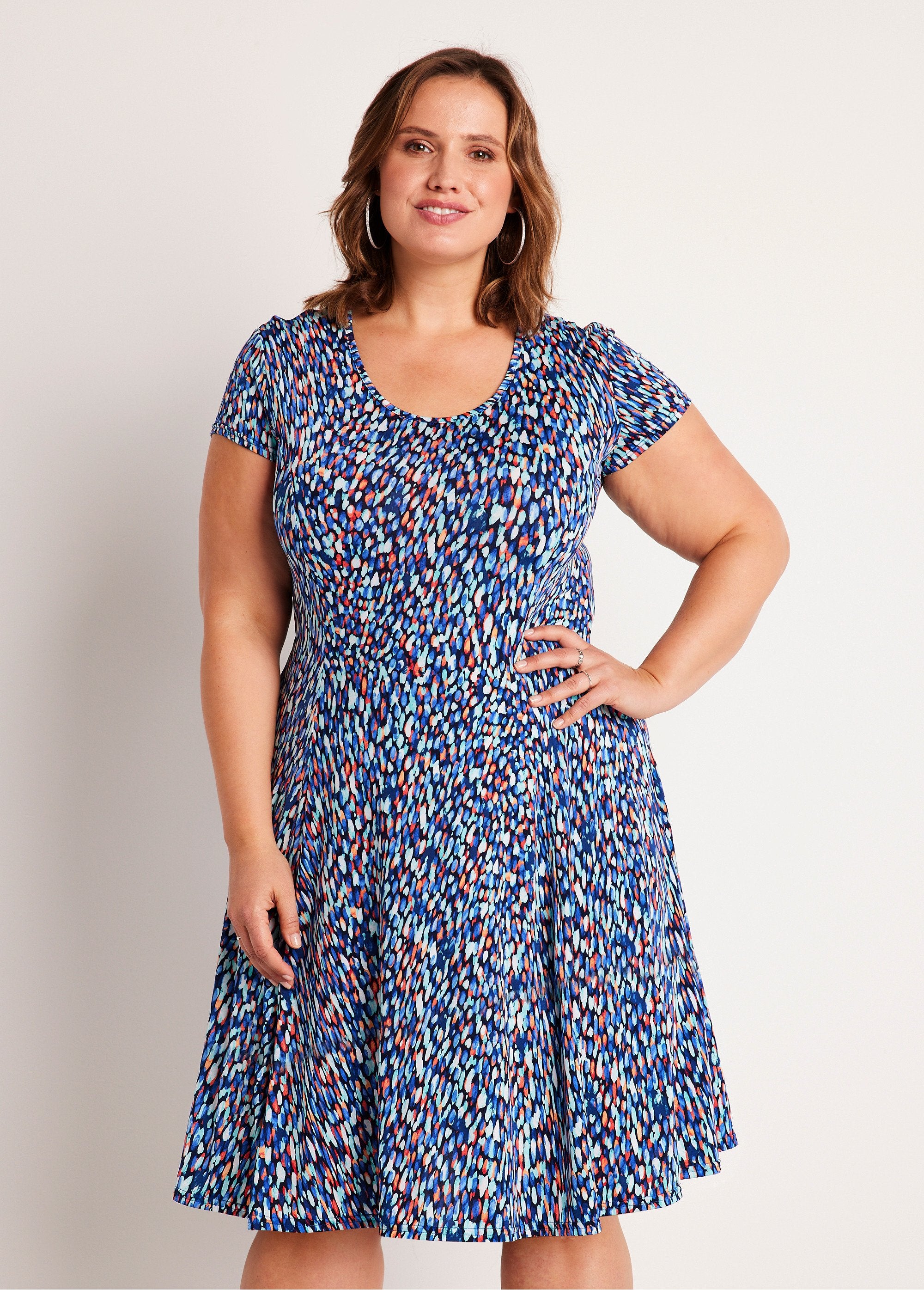 Robe_courte_galbée_évasée_Imp_bleu_FA2_curvy