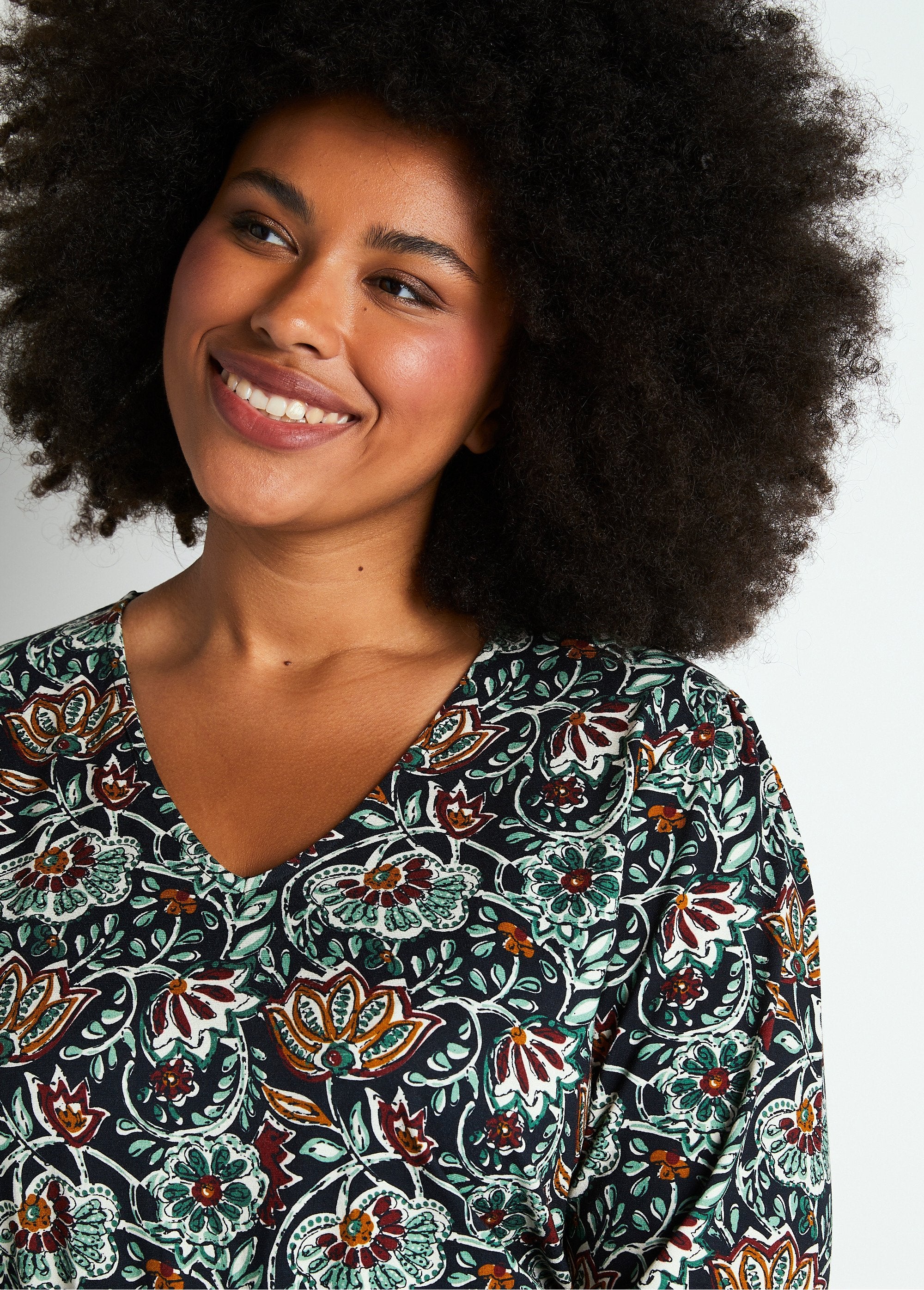 Robe_courte_smockée_maille_imprimé_fleuri_Imprime_vert_DE1_curvy