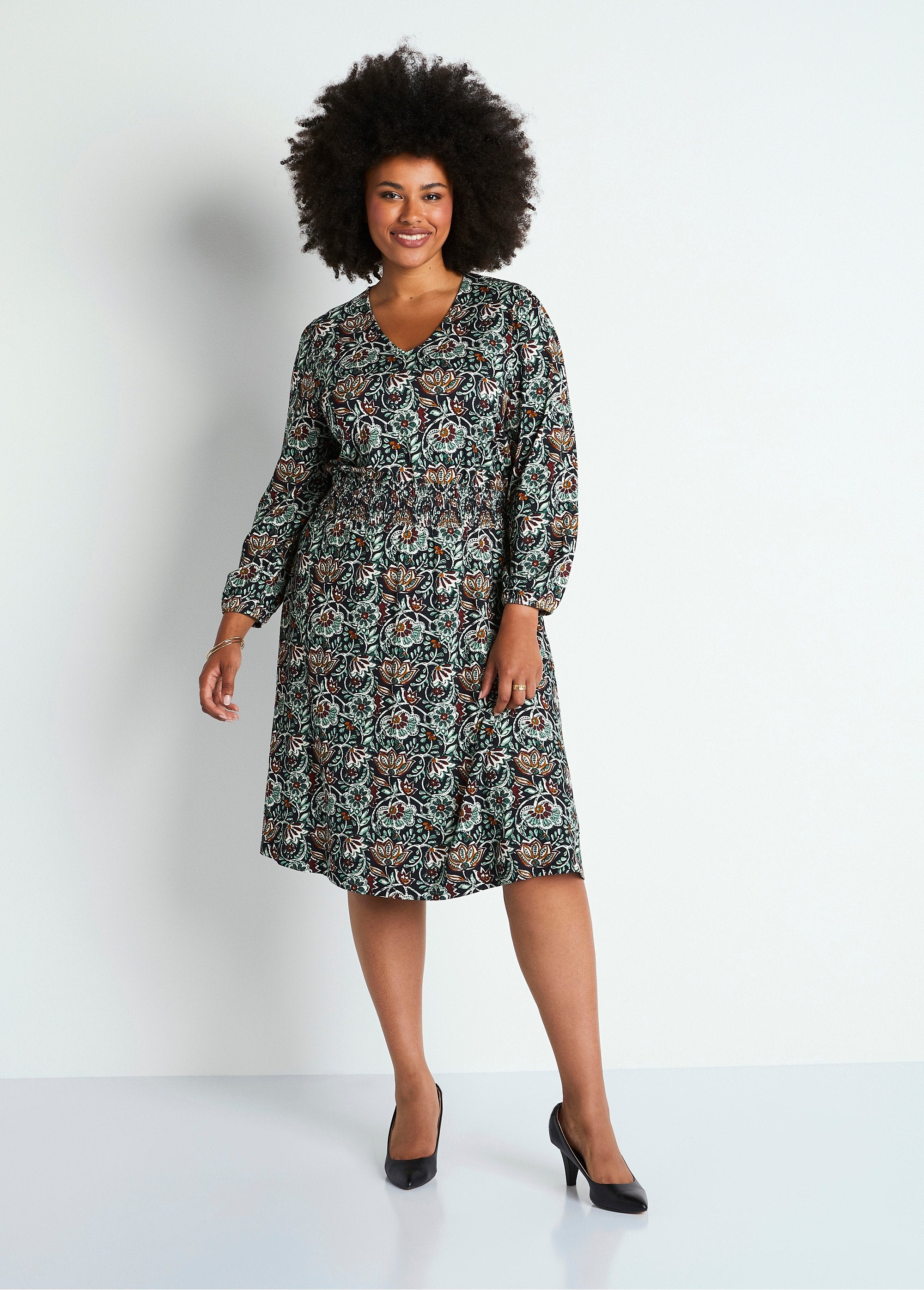 Robe_courte_smockée_maille_imprimé_fleuri_Imprime_vert_FA1_curvy