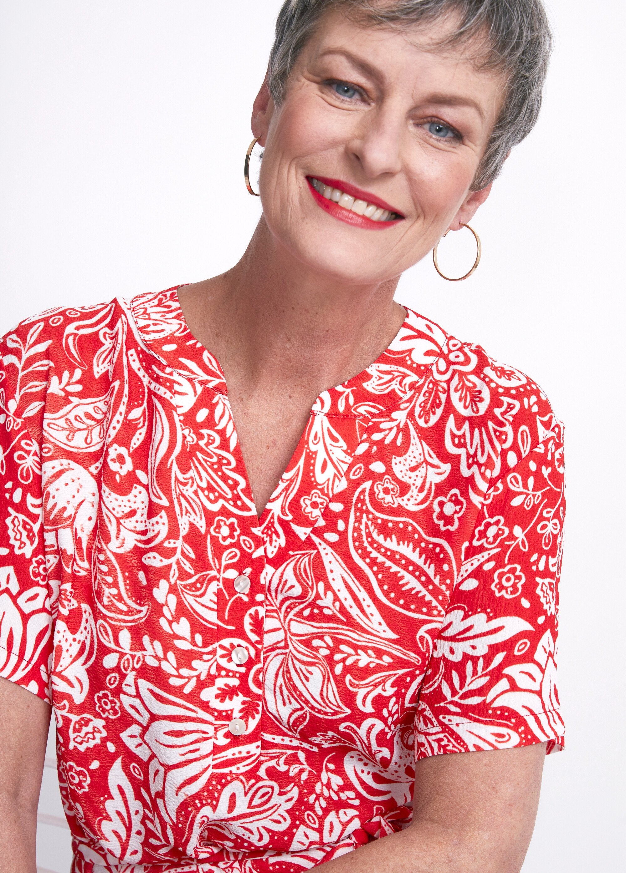 Korte_jurk_in_tweekleurige_reliëfstof_Rouge_et_blanc_DE1_slim