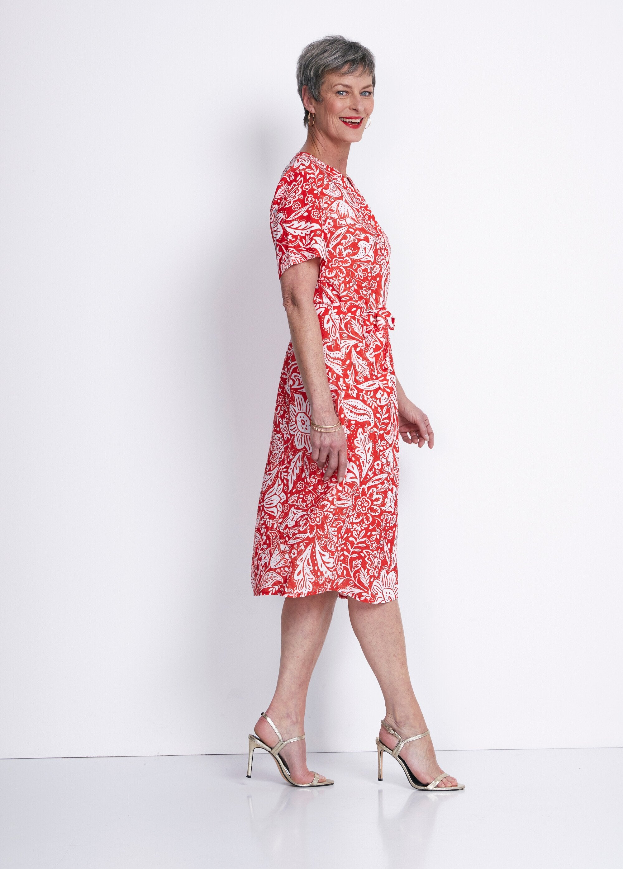 Korte_jurk_in_tweekleurige_reliëfstof_Rouge_et_blanc_DR1_slim