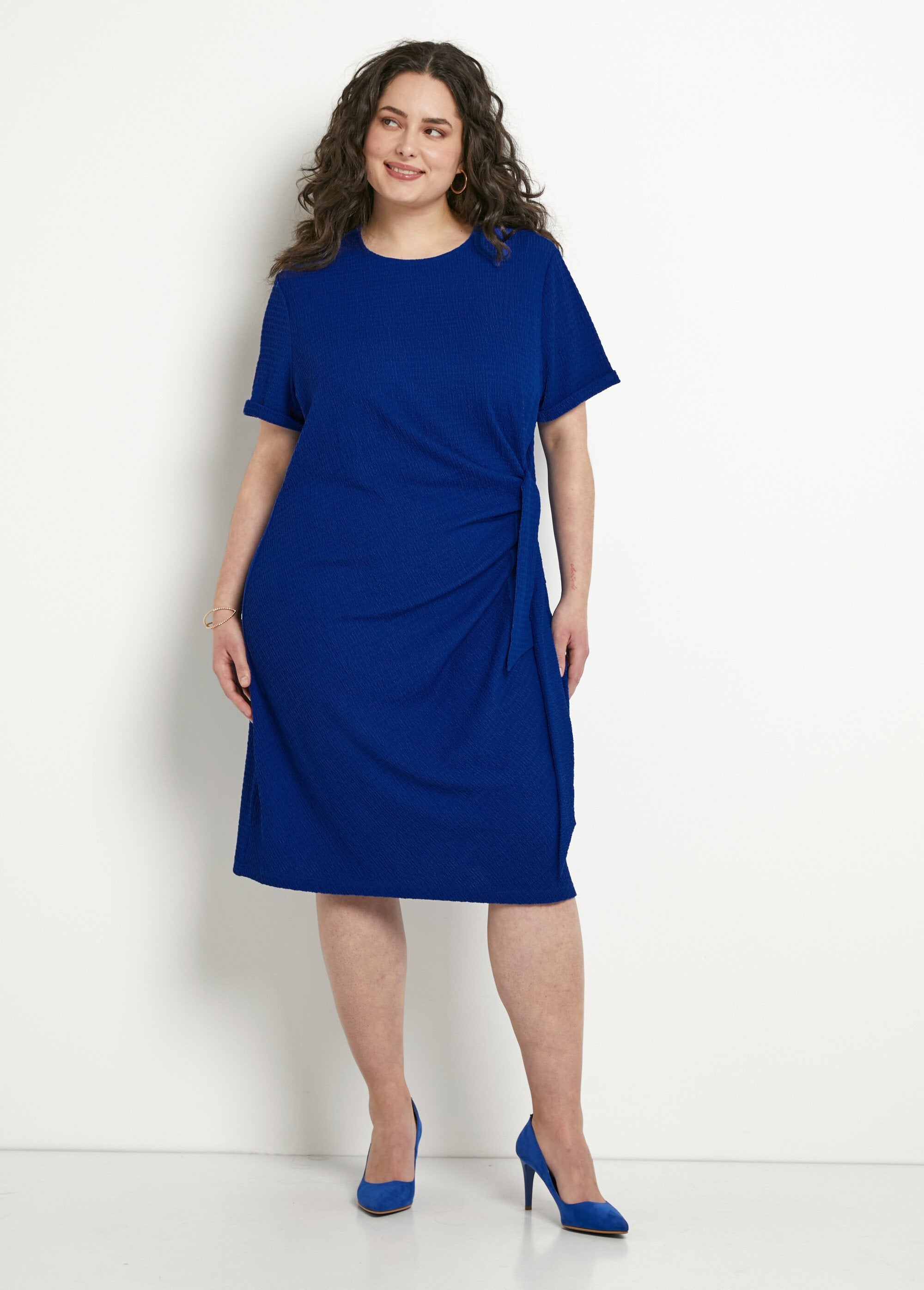 Robe_courte_unie_drapée_effet_cache-ventre_Bleu_FA1_curvy