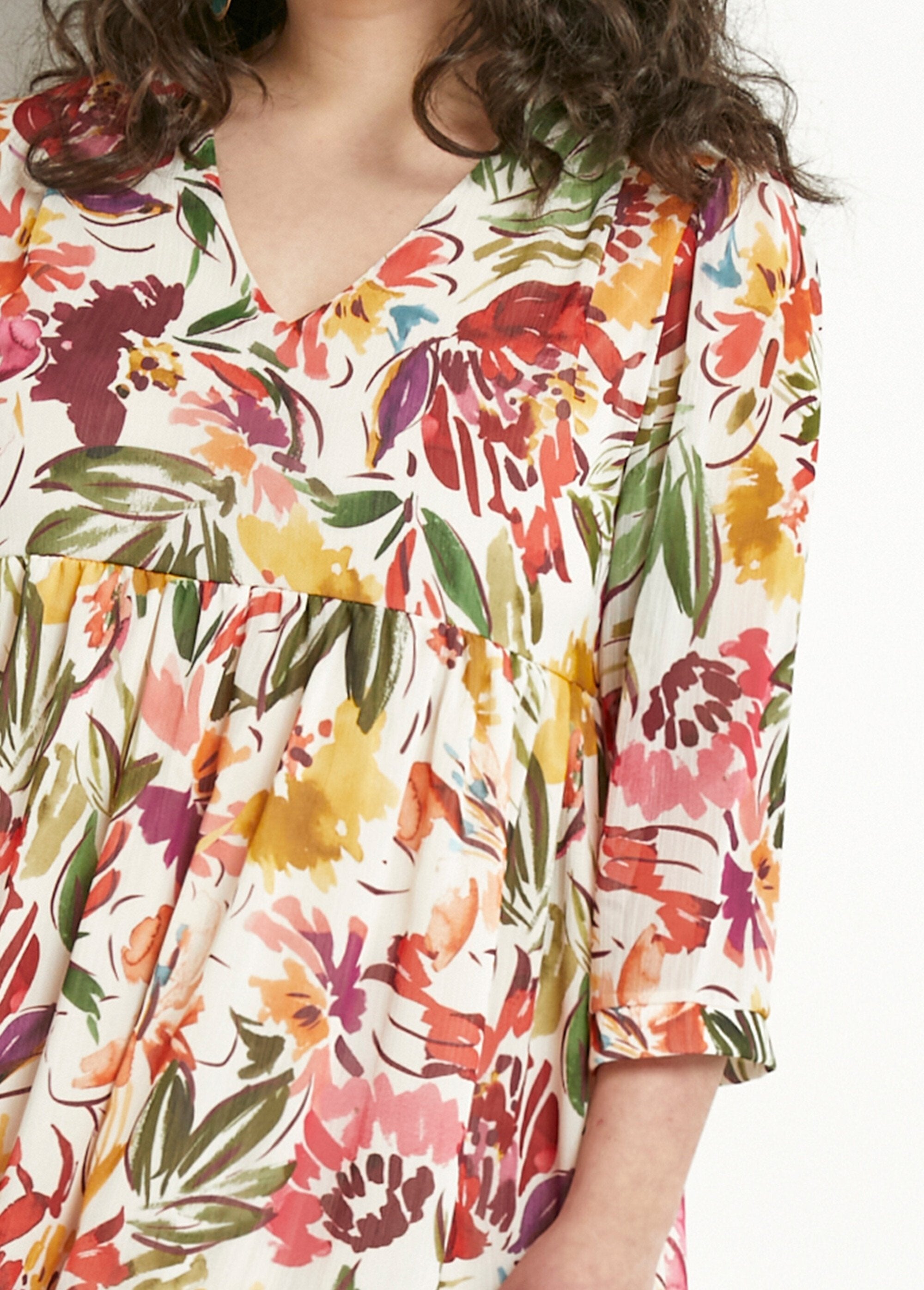 Robe_courte_volantée_col_V_voile_fleuri_Multicolore_DE1_curvy