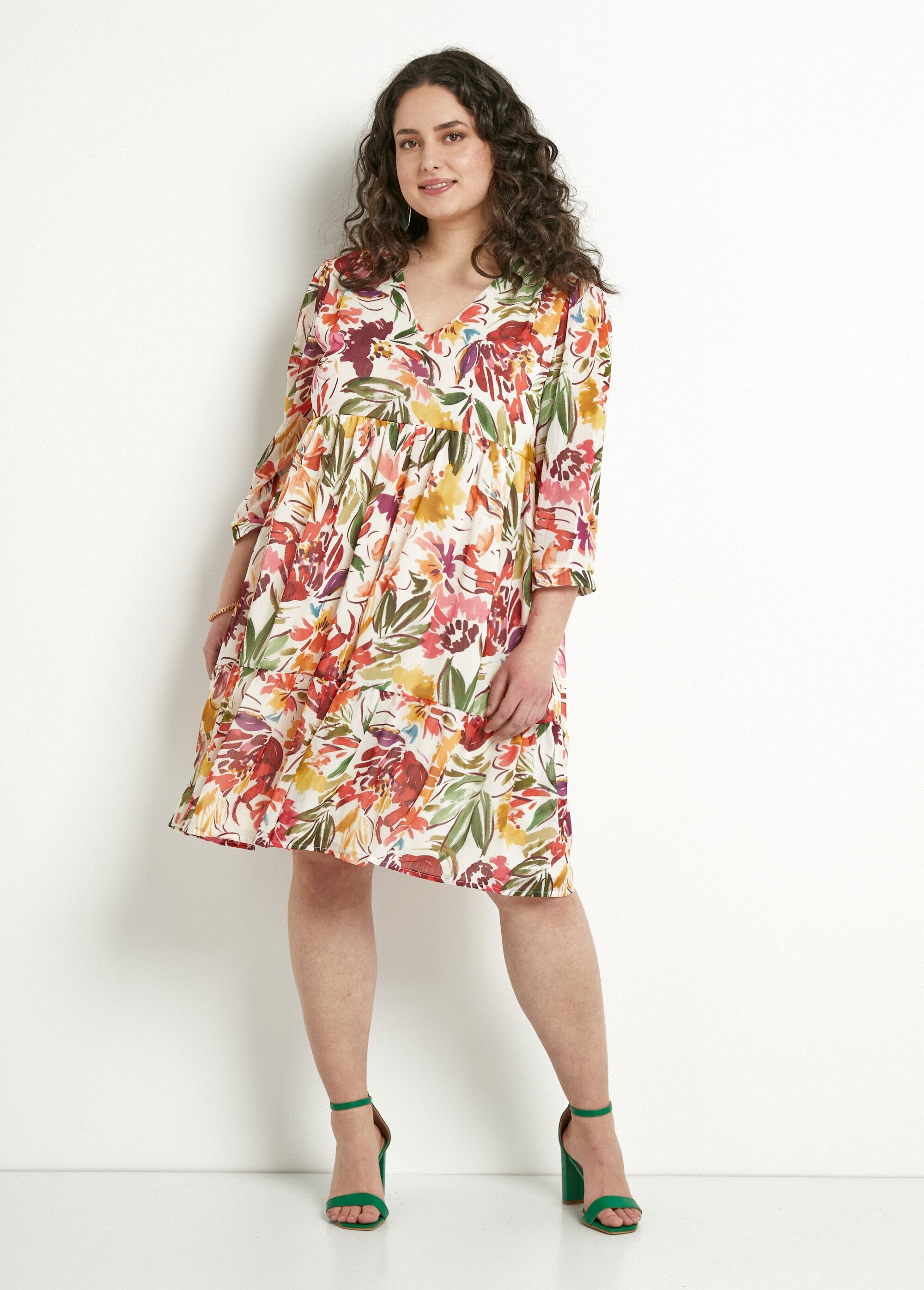 Robe_courte_volantée_col_V_voile_fleuri_Multicolore_FA1_curvy