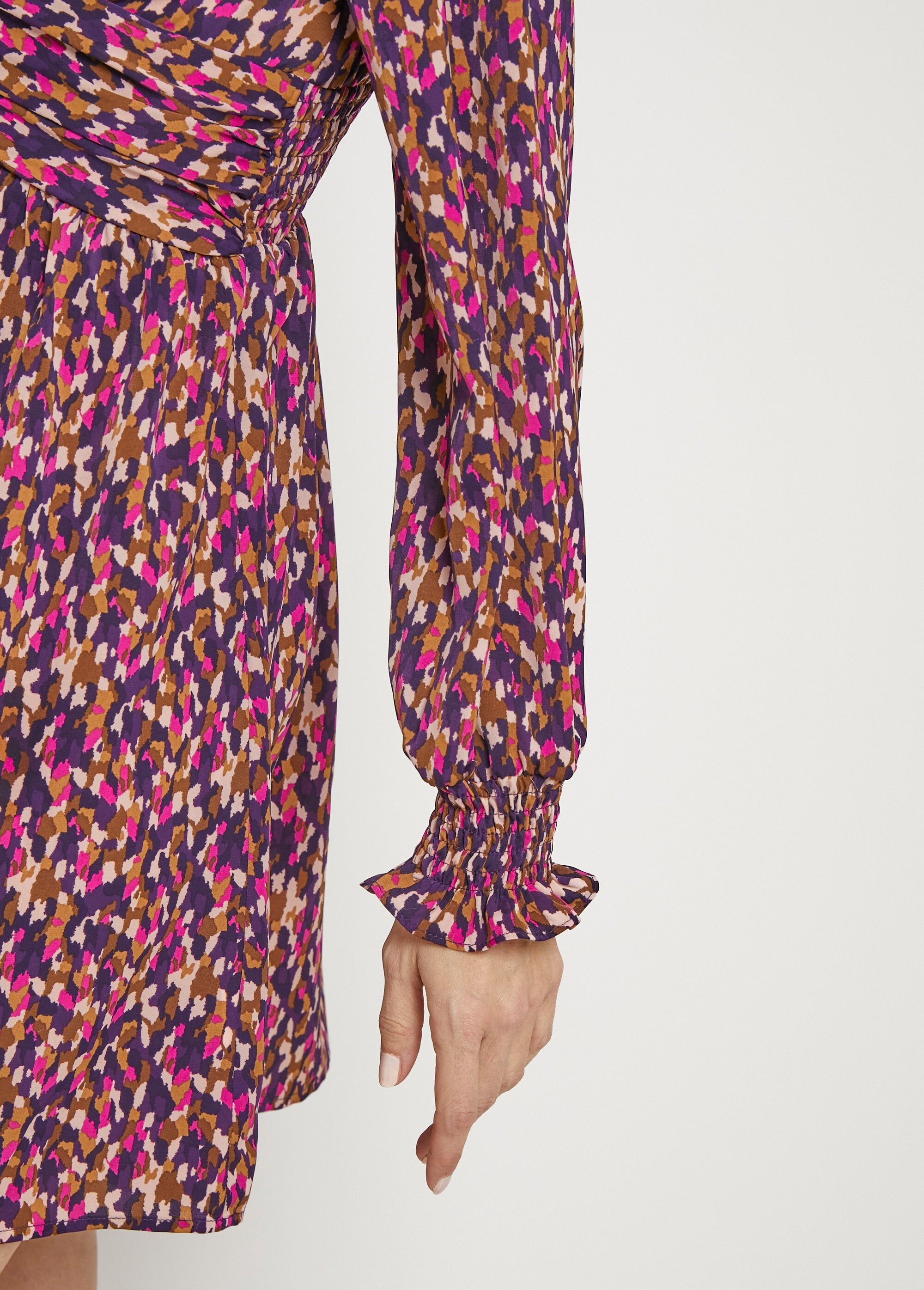 Korte_jurk_in_voile_met_kunstzinnige_print_Violet_imprime_DE2_slim