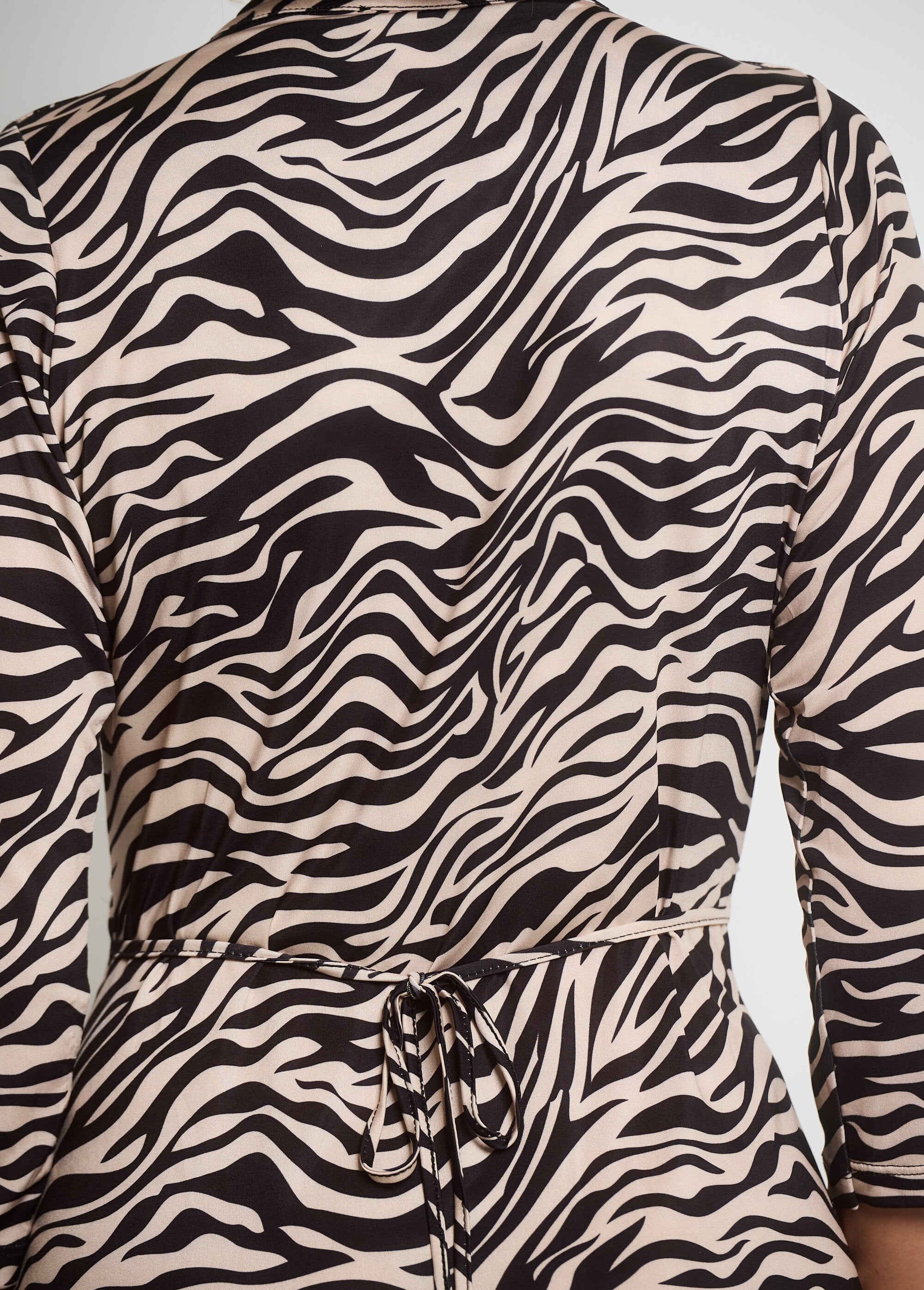 Jurk_met_plooihals_en_dierenprint_Noir_et_ecru_DE2_slim