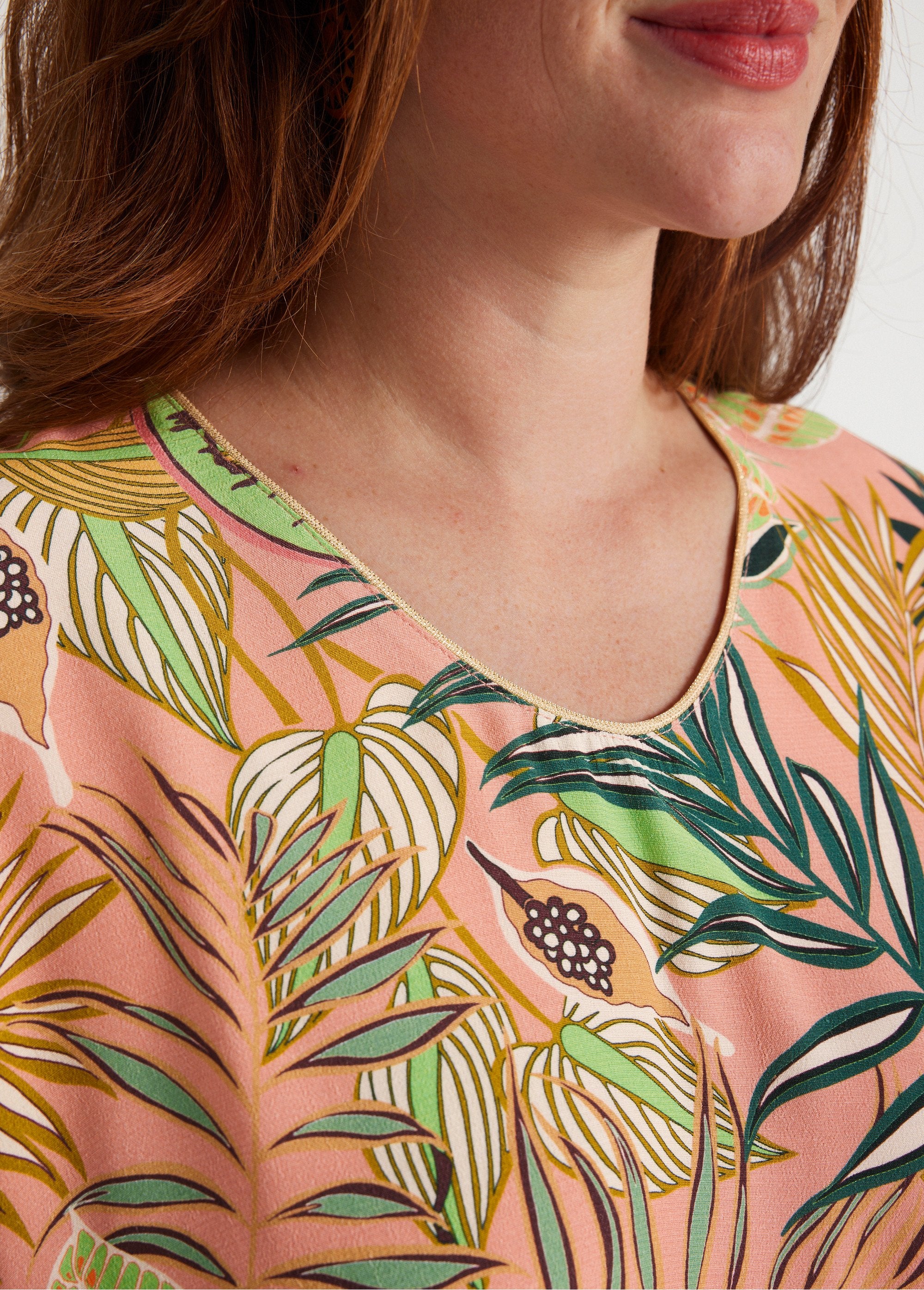 Robe_droite_courte_motif_feuilles_Rose_et_vert_DE1_curvy