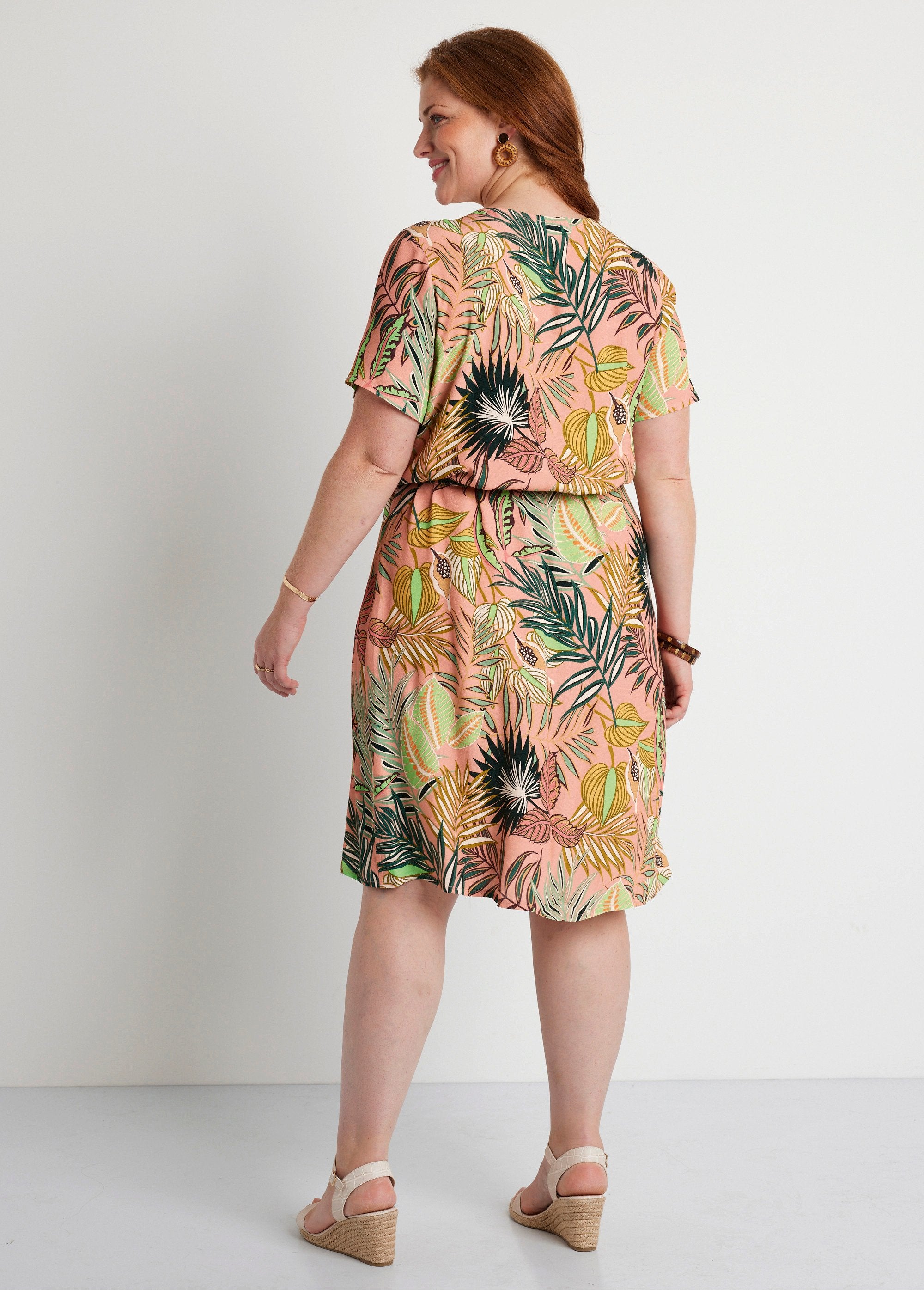Robe_droite_courte_motif_feuilles_Rose_et_vert_DO1_curvy