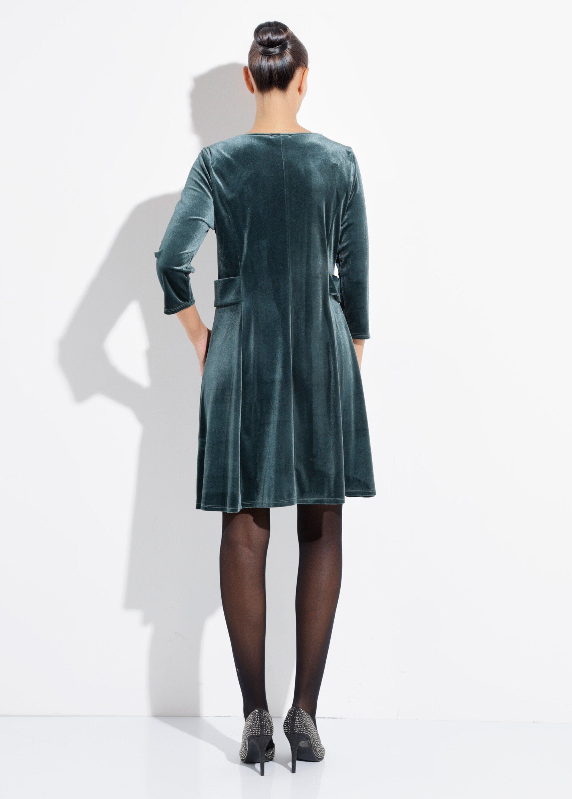 Robe_en_velours_col_rond,_taille_marquée_Vert_DO1_slim