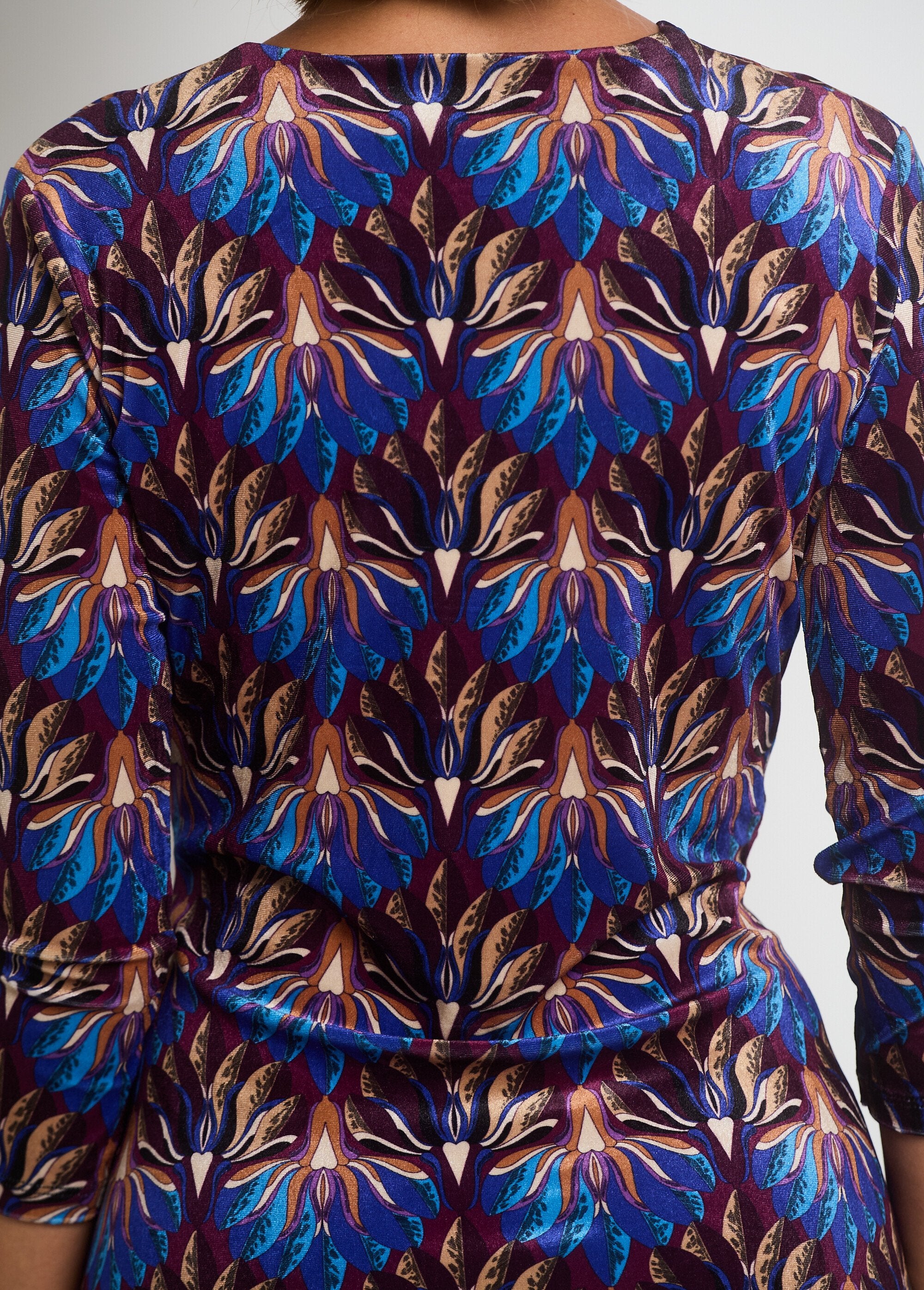 Bedrukte_fluwelen_jurk_met_gedrapeerde_taille_Bleu_et_camel_DE3_slim