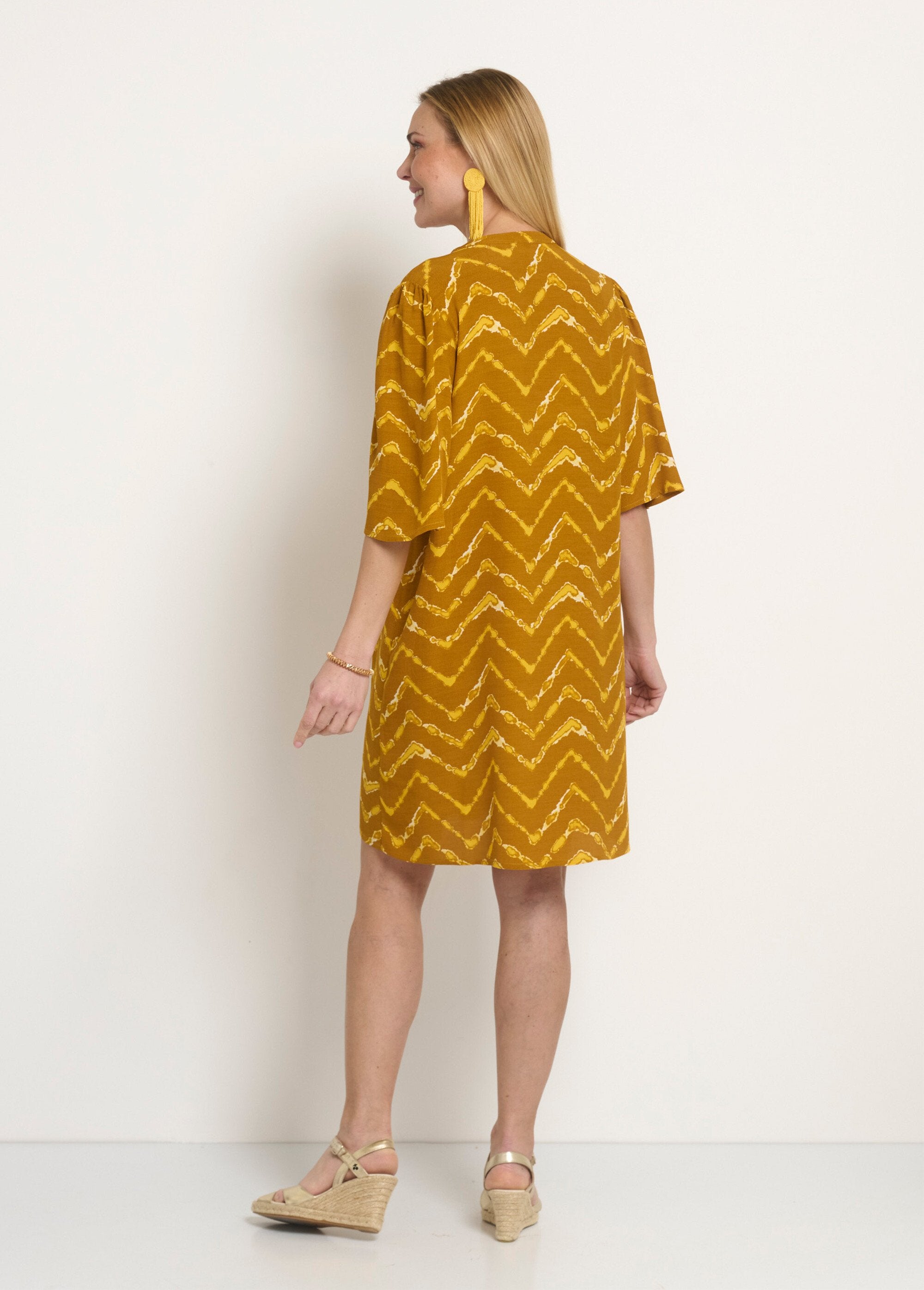Korte_etnische_jurk_met_uitlopende_mouwen_Safran_DO1_slim