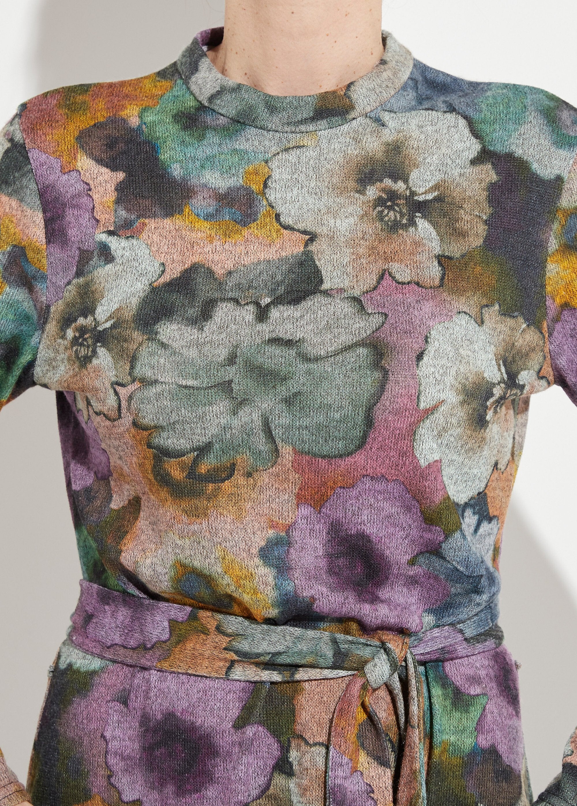 Rechte_jurk_met_ceintuurprint_en_warm_breisel_met_hoge_hals_Gris_et_parme_DE1_slim