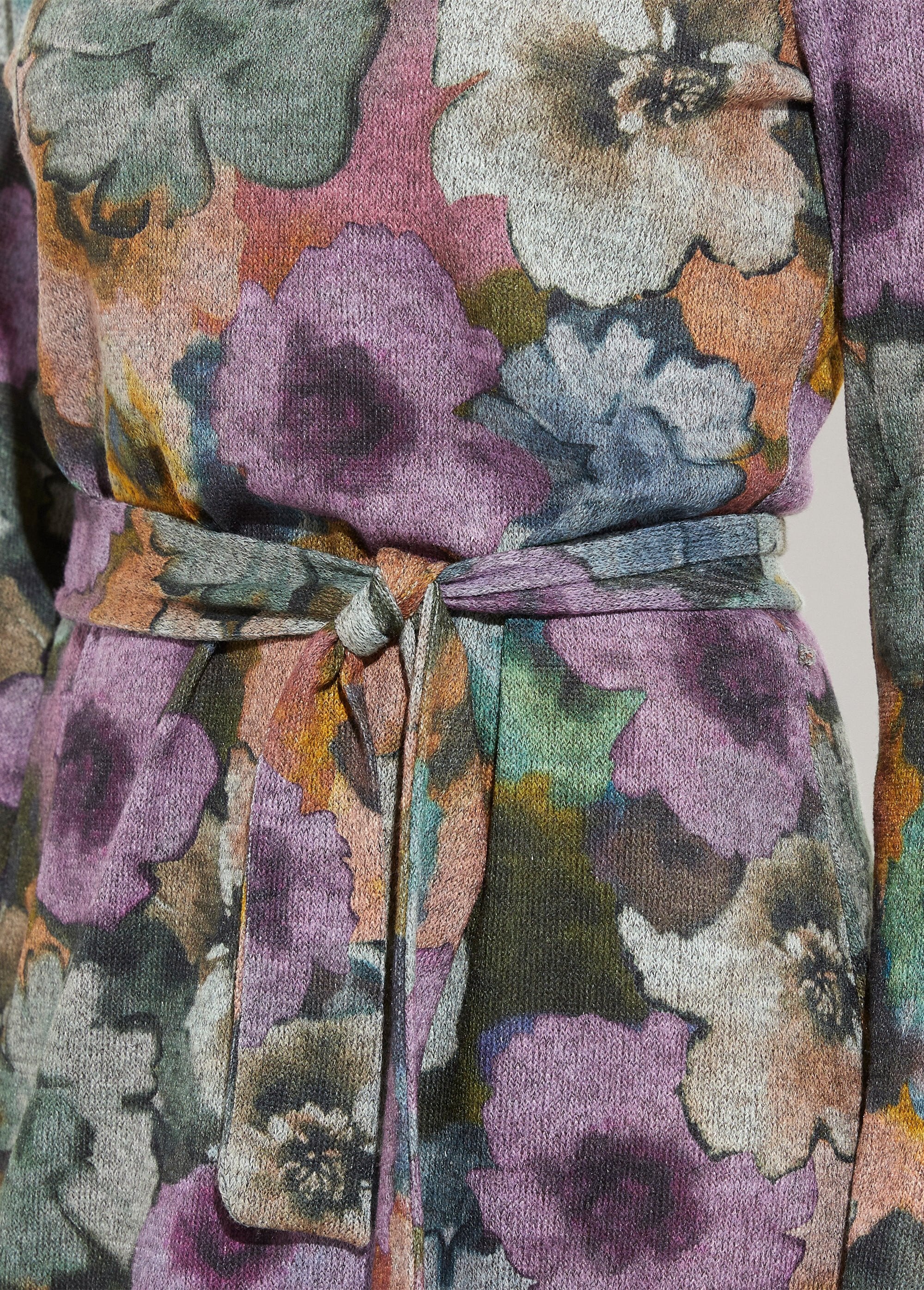 Rechte_jurk_met_ceintuurprint_en_warm_breisel_met_hoge_hals_Gris_et_parme_DE2_slim