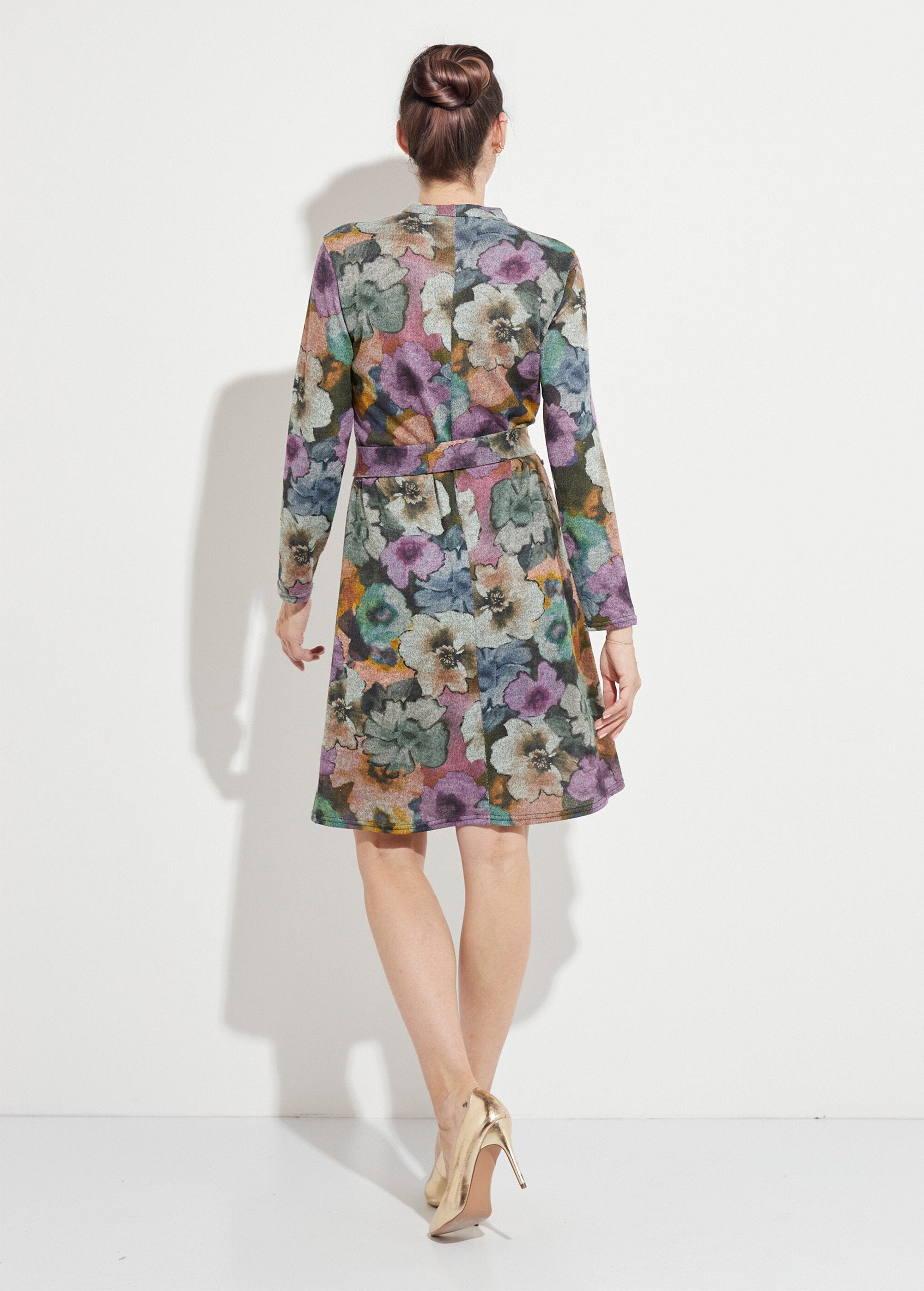 Rechte_jurk_met_ceintuurprint_en_warm_breisel_met_hoge_hals_Gris_et_parme_DO1_slim