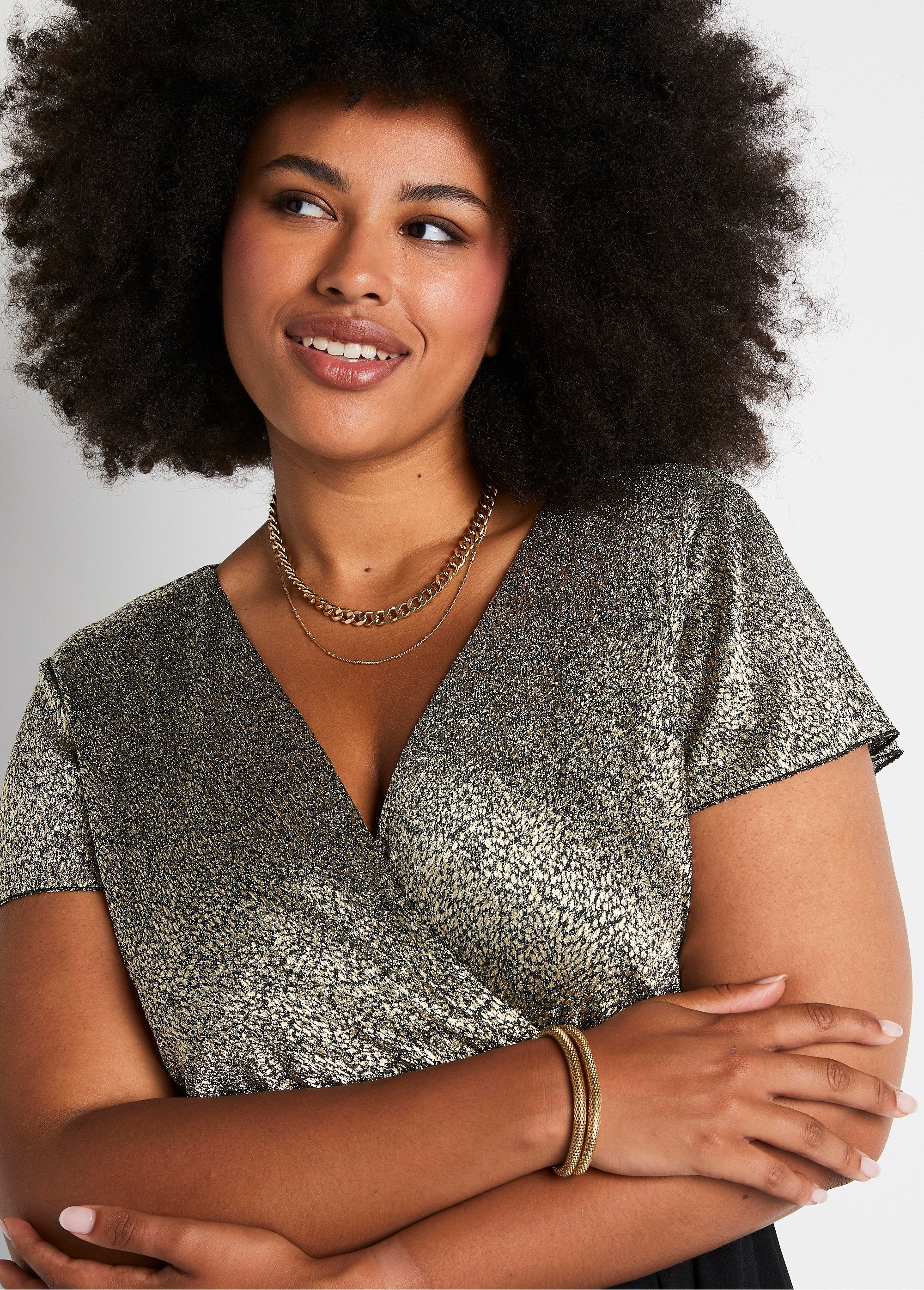 Tweekleurige_wikkeljurk_Zwart_en_goud_DE1_curvy