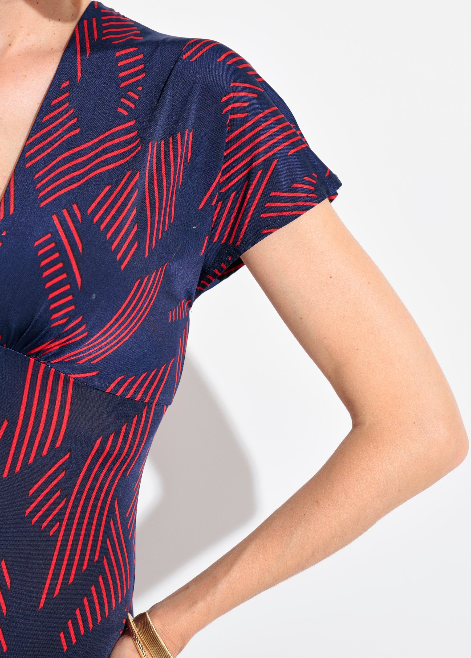 Robe_longue_manches_col_V_motif_graphique_Marine_et_bordeaux_DE2_slim