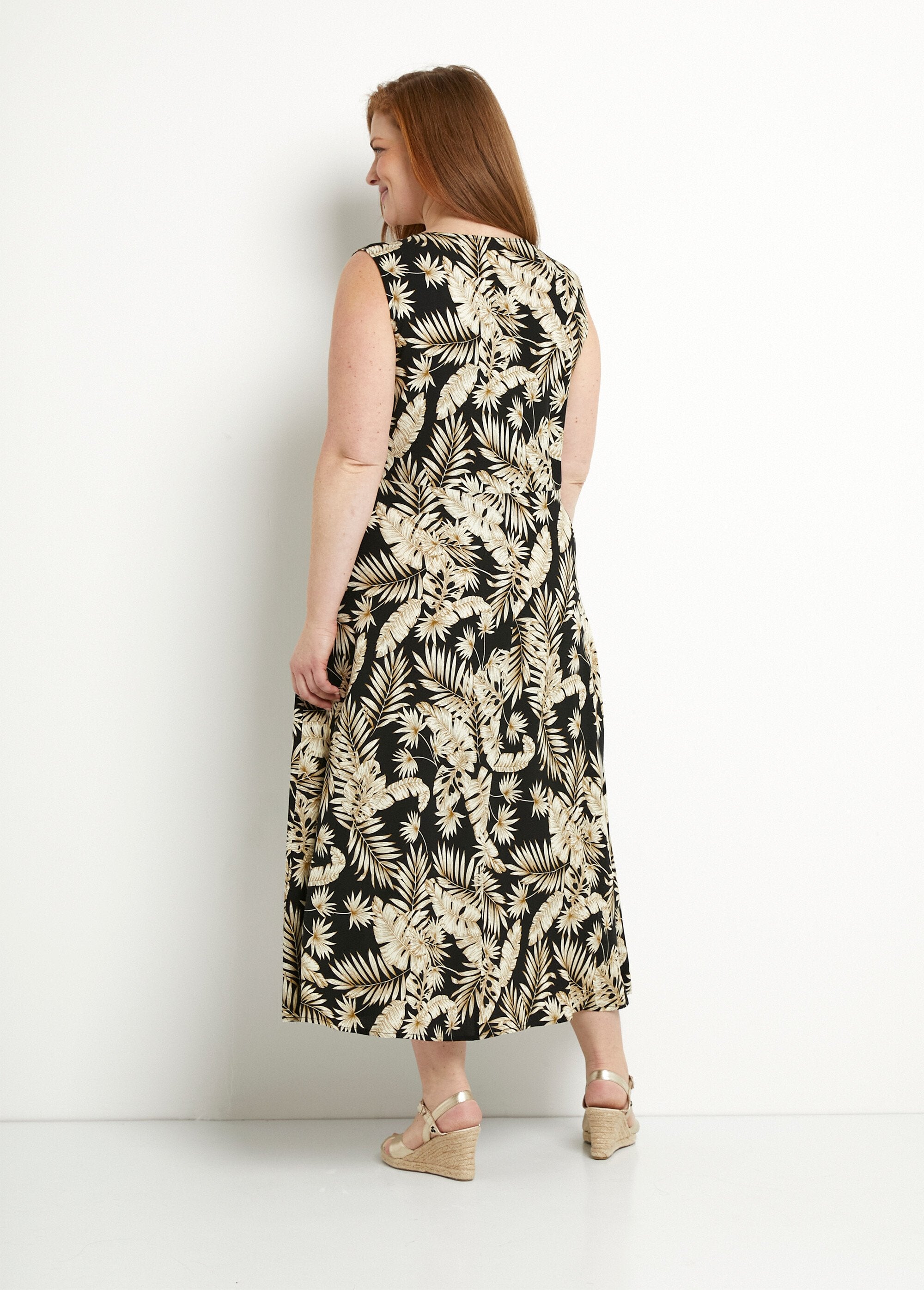 Mouwloze_uitlopende_maxi-jurk_met_gebladerteprint_Noir_et_ecru_DO1_curvy
