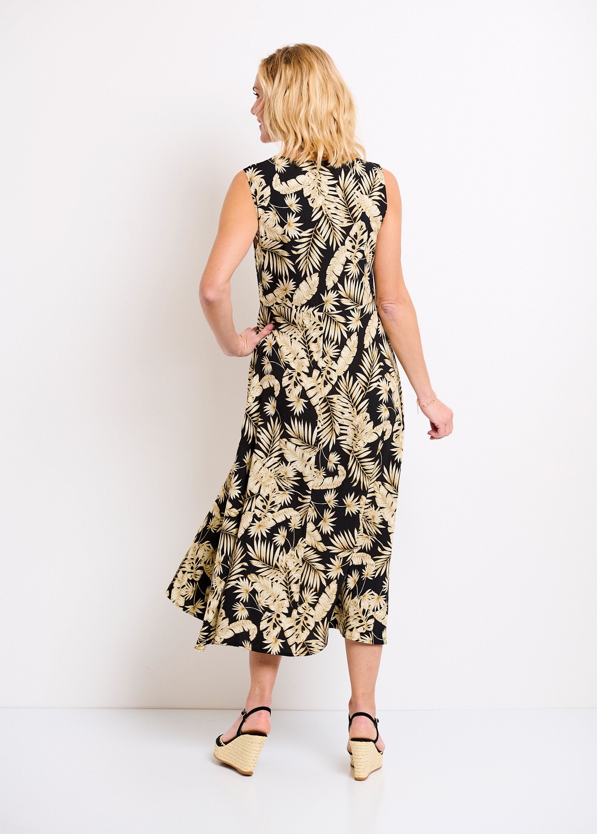 Mouwloze_uitlopende_maxi-jurk_met_gebladerteprint_Noir_et_ecru_DO1_slim