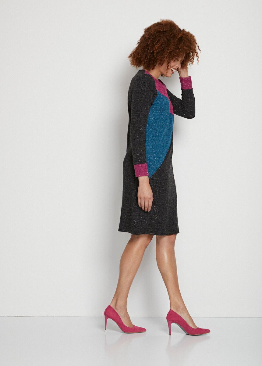 Robe_courte_droite_maille_chaude_col_rond_Fond_noir_DR1_slim