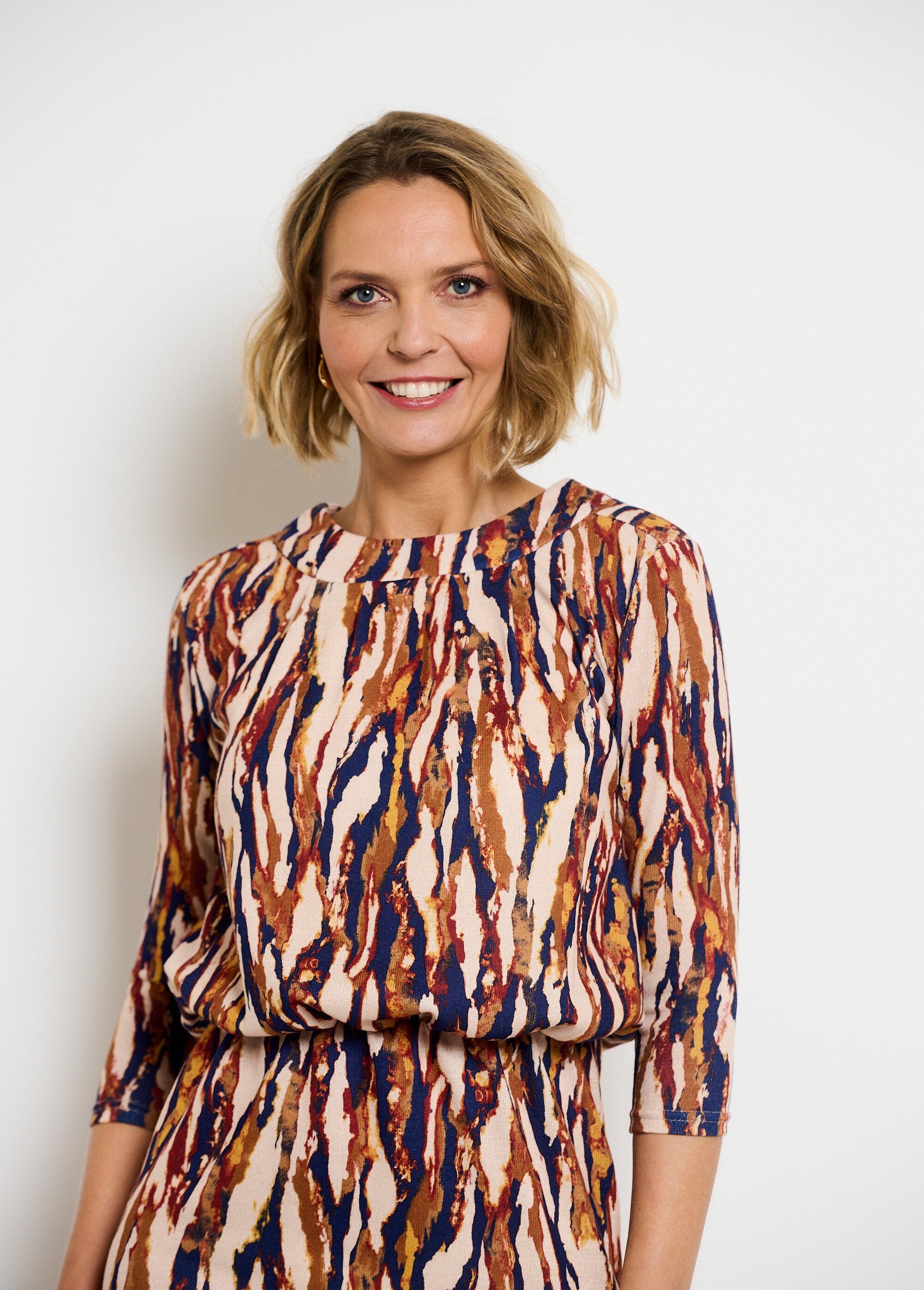 Gebreide_jurk,_blousante_taille,_knopen_op_de_rug_Marron_et_beige_DE1_slim