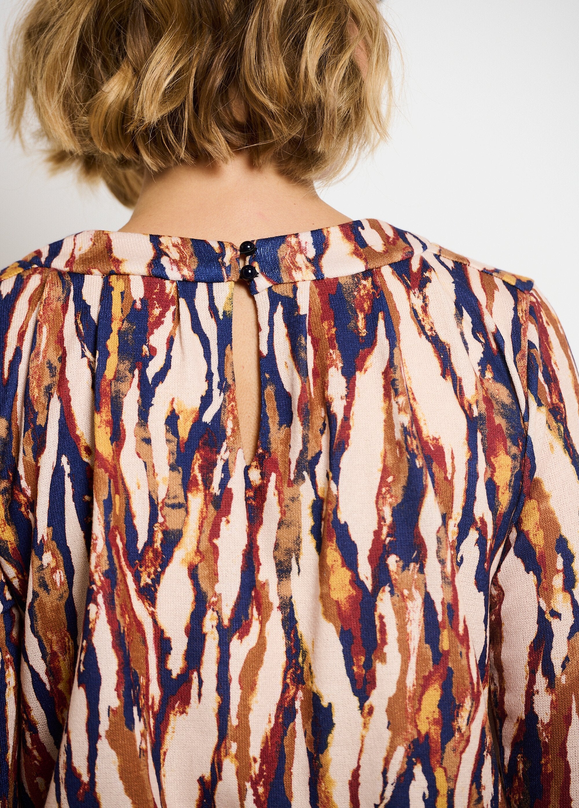 Gebreide_jurk,_blousante_taille,_knopen_op_de_rug_Marron_et_beige_DO2_slim