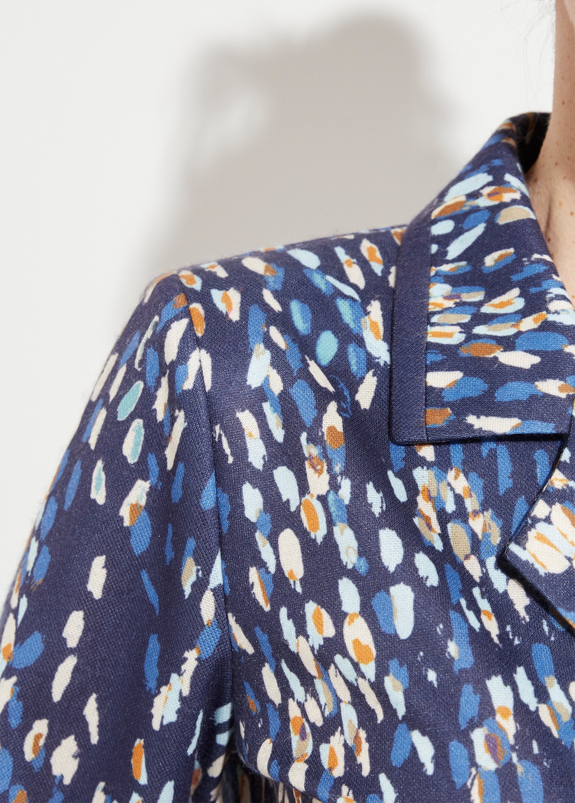 Halflange_jurk_met_double-breasted_tailoring_kraag_Marine_et_beige_DE2_slim