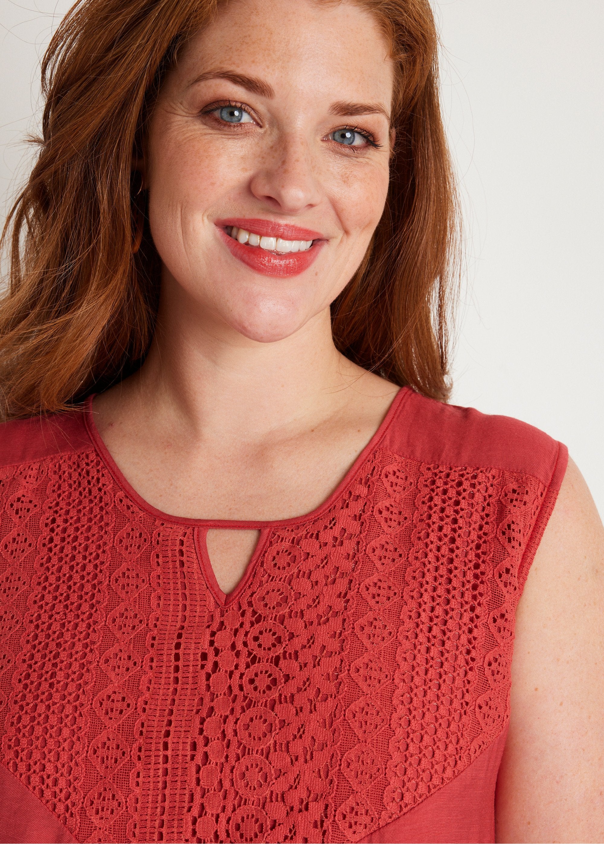 Robe_sans_manches_courte_volantée_Paprika_DE1_curvy