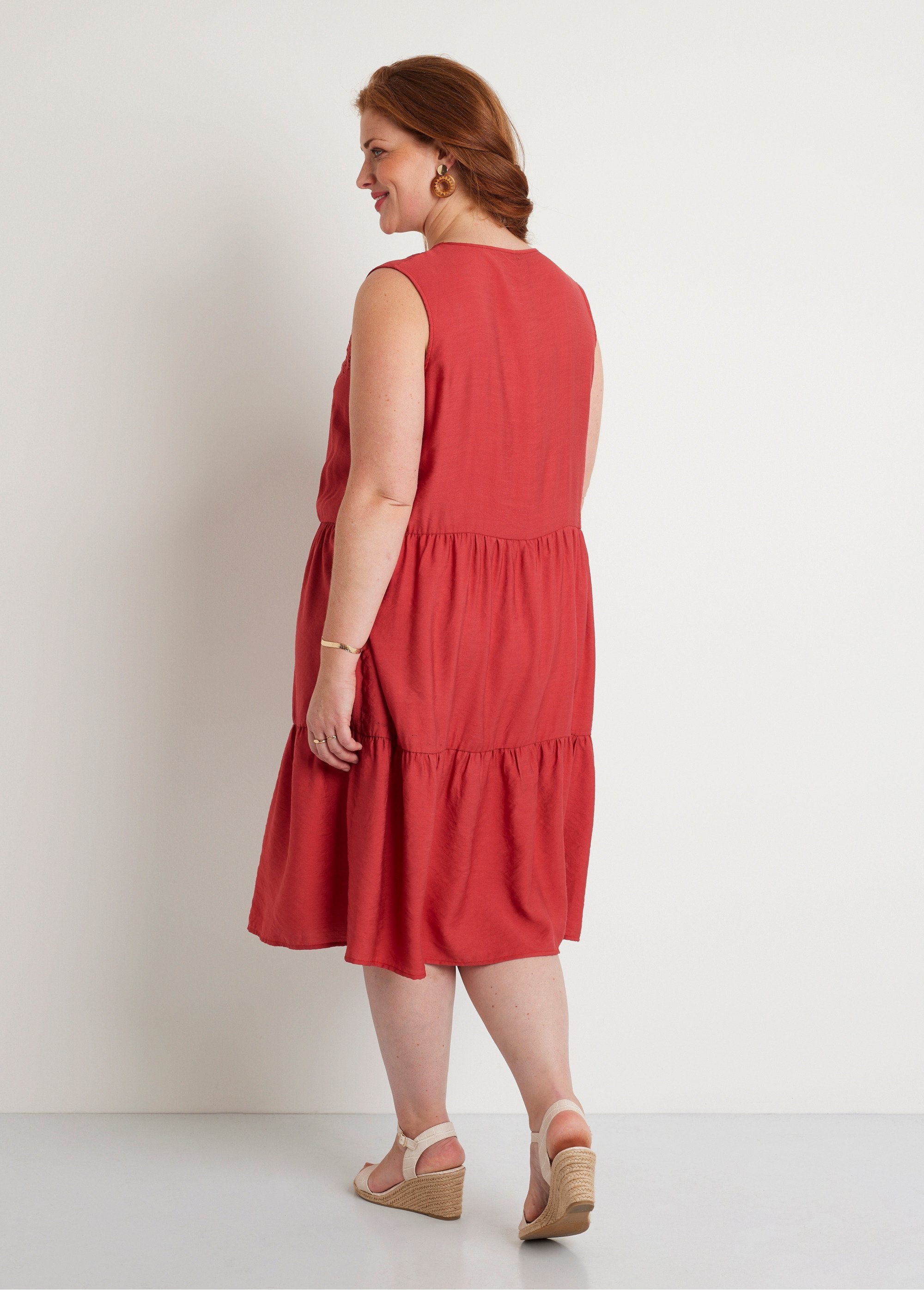 Robe_sans_manches_courte_volantée_Paprika_DO1_curvy