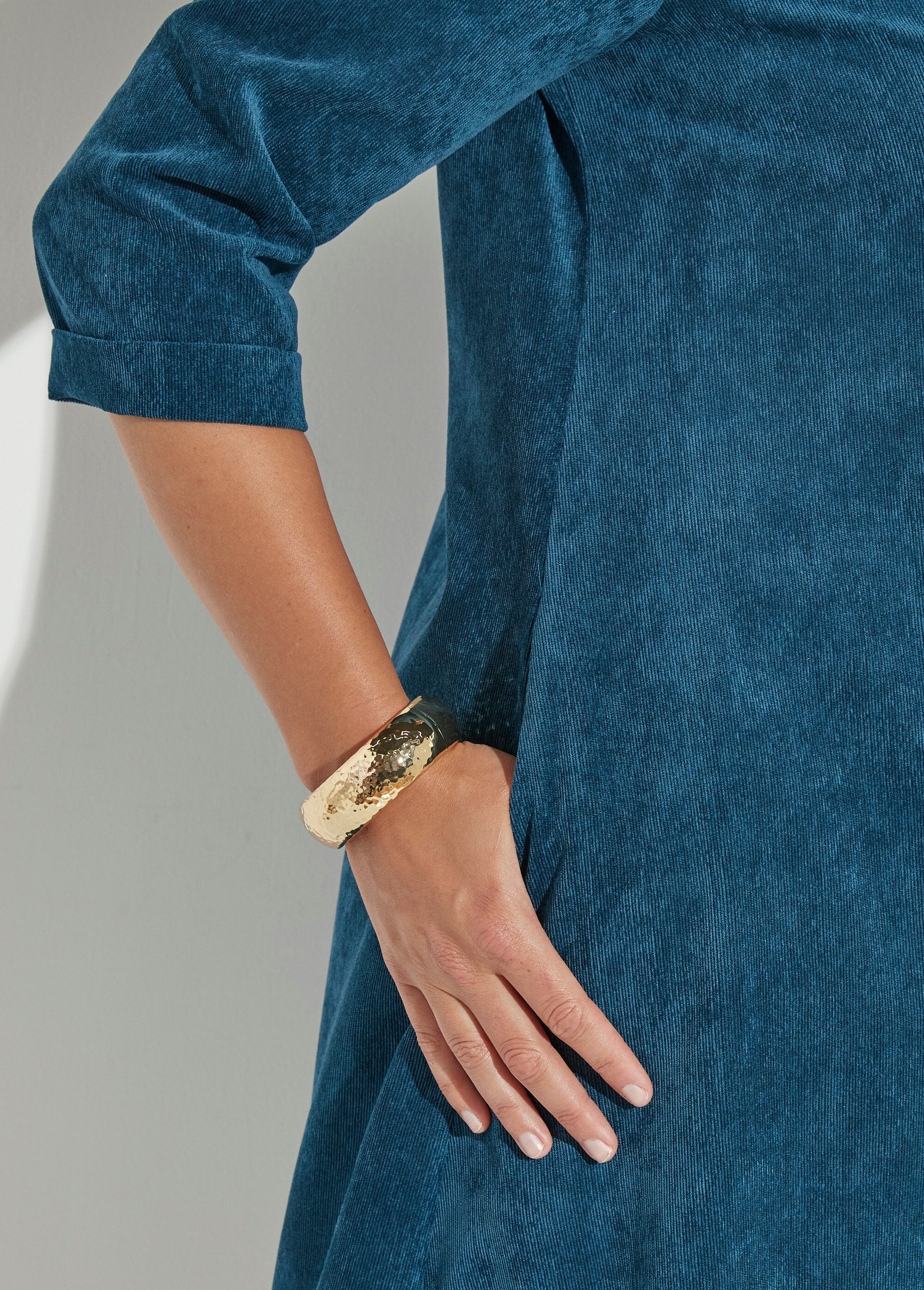 Robe_trapèze_col_V_et_velours_milleraies_Emeraude_DE2_curvy