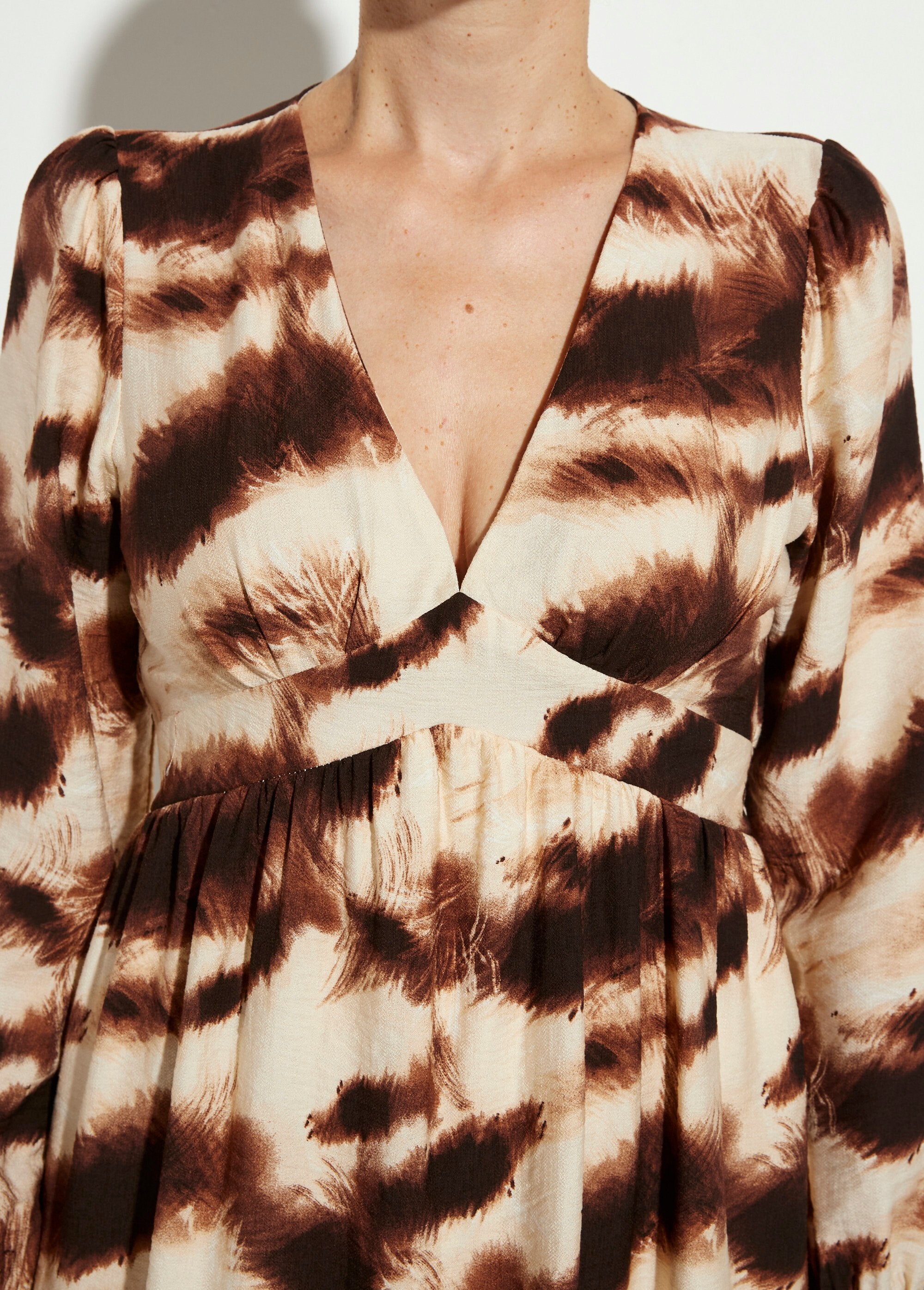 Robe_volantée_col_V_manches_resserrées_Marron_et_beige_DE1_slim