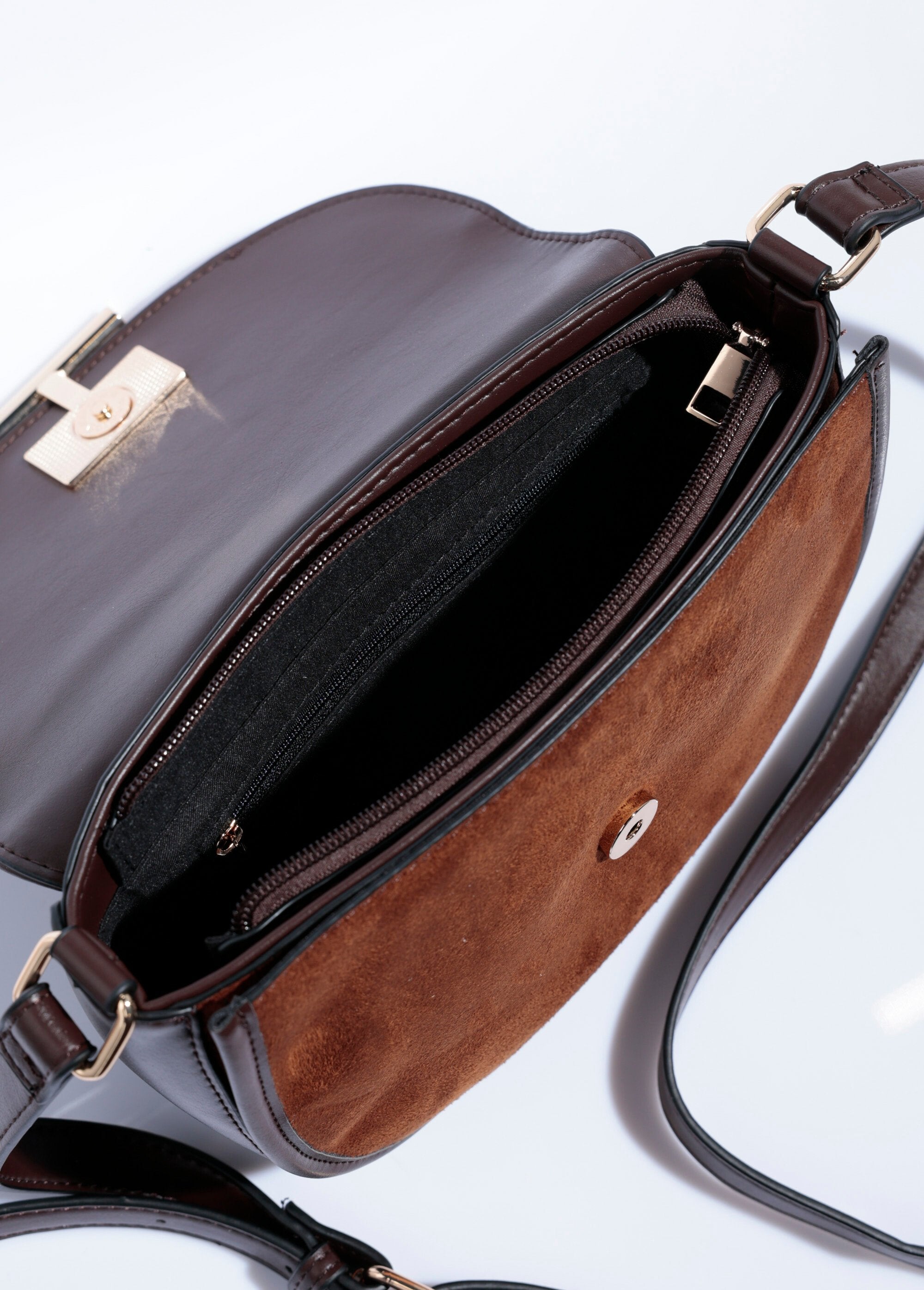 Sac_à_main_chic_demi_lune_en_suédine_Camel_DE1_slim