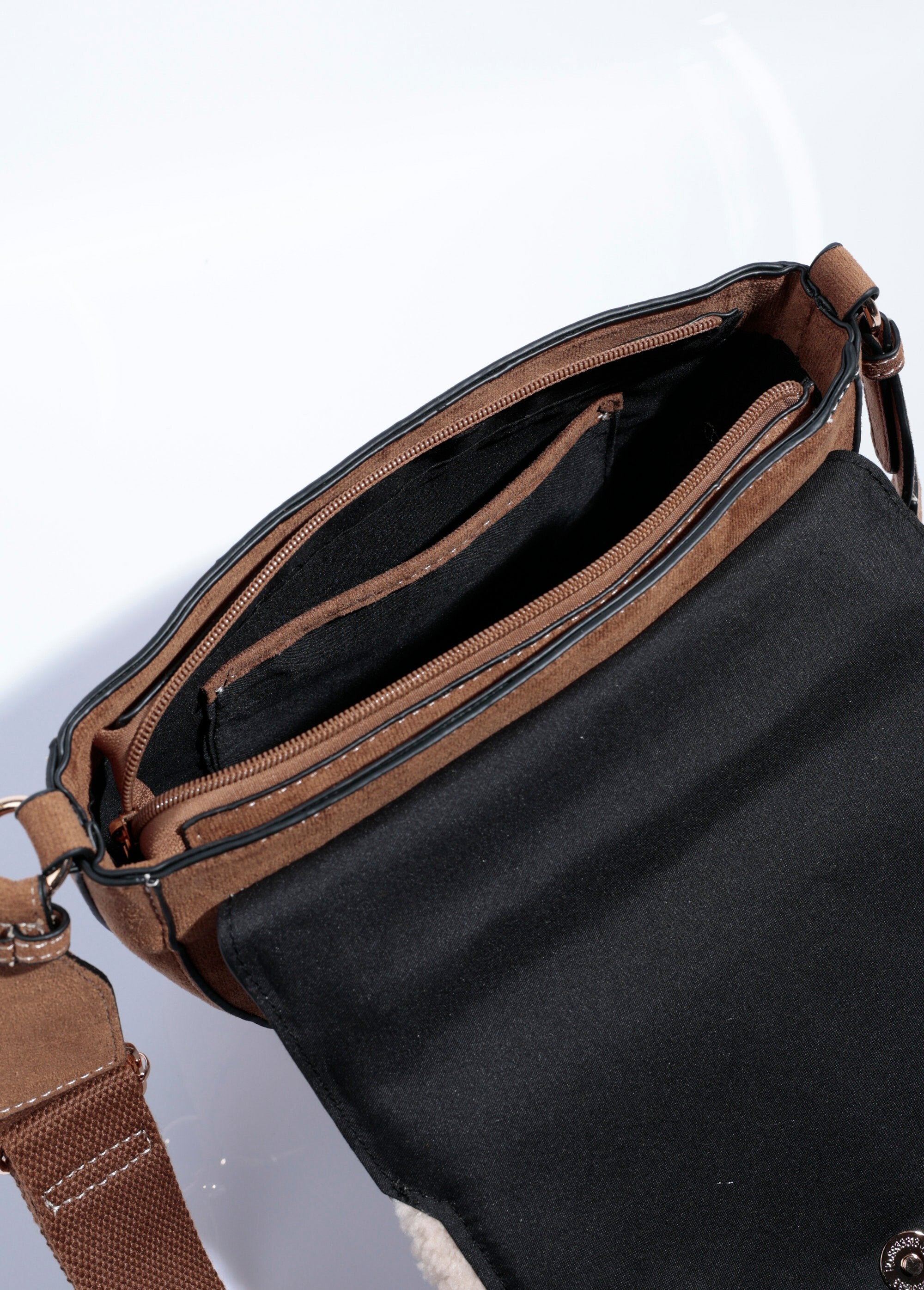 Sac_à_main_demi_lune_suédine_et_fourrure_Sable_DE1_slim