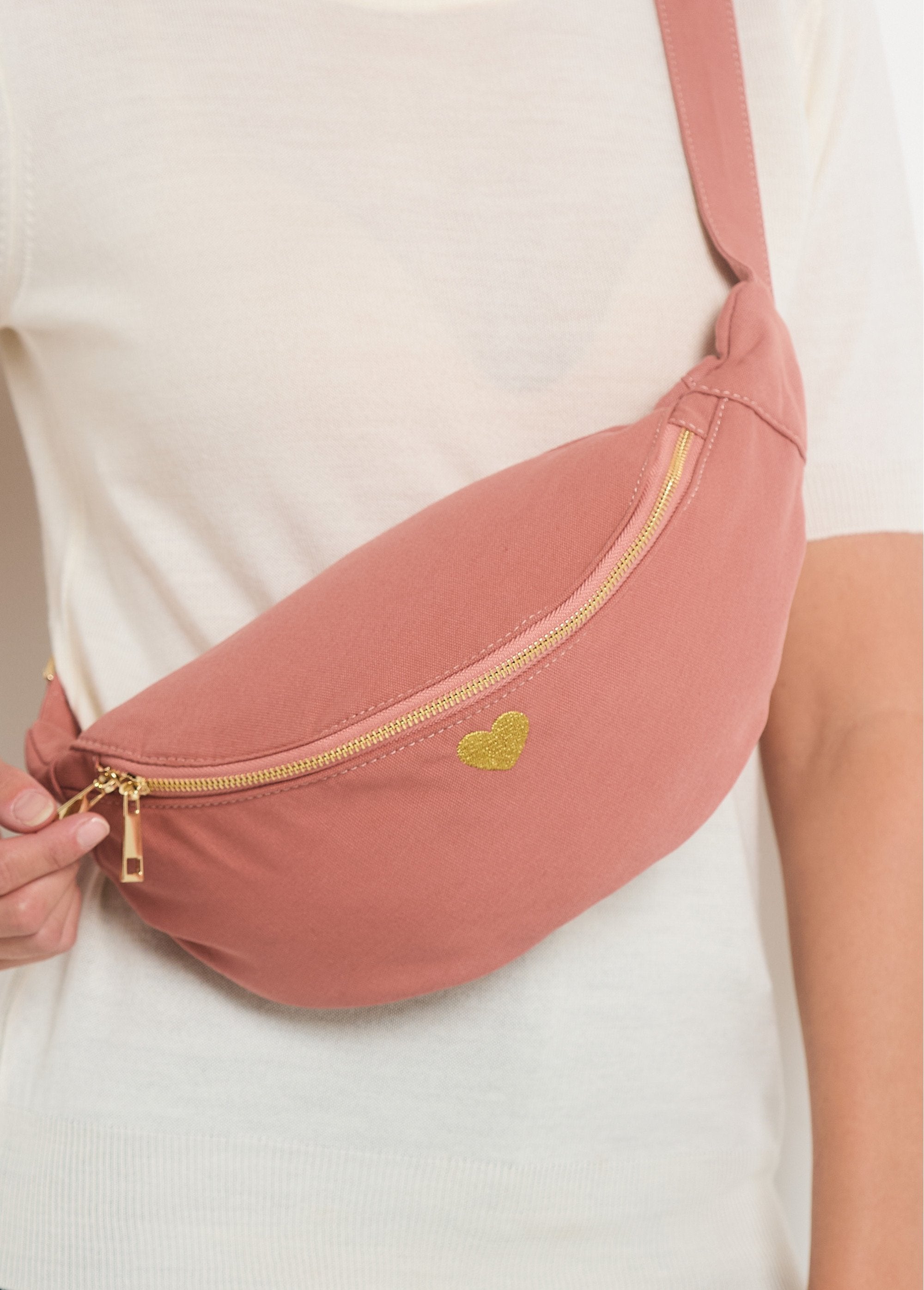 Sac_banane_uni_zippé_broderie_coeur_Rose_poudre_DE2_slim