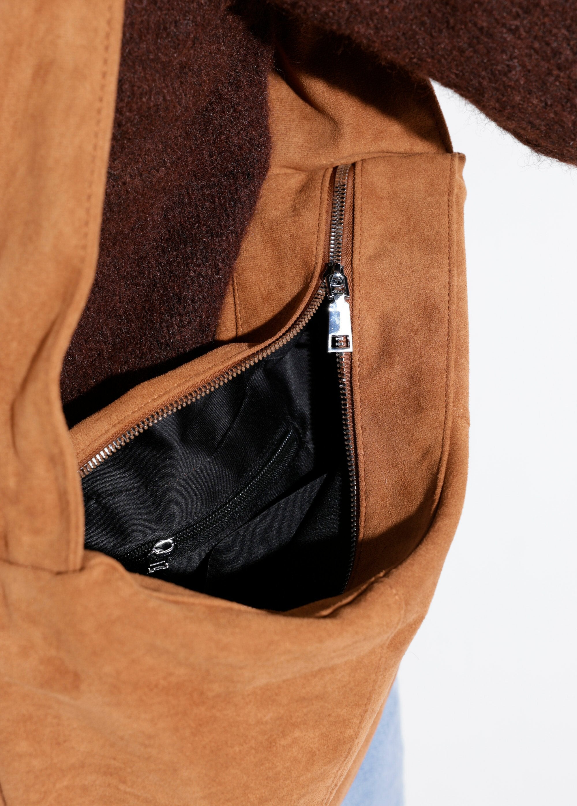 Suedette_tas_met_brede_schouderriem_Camel_DE2_slim