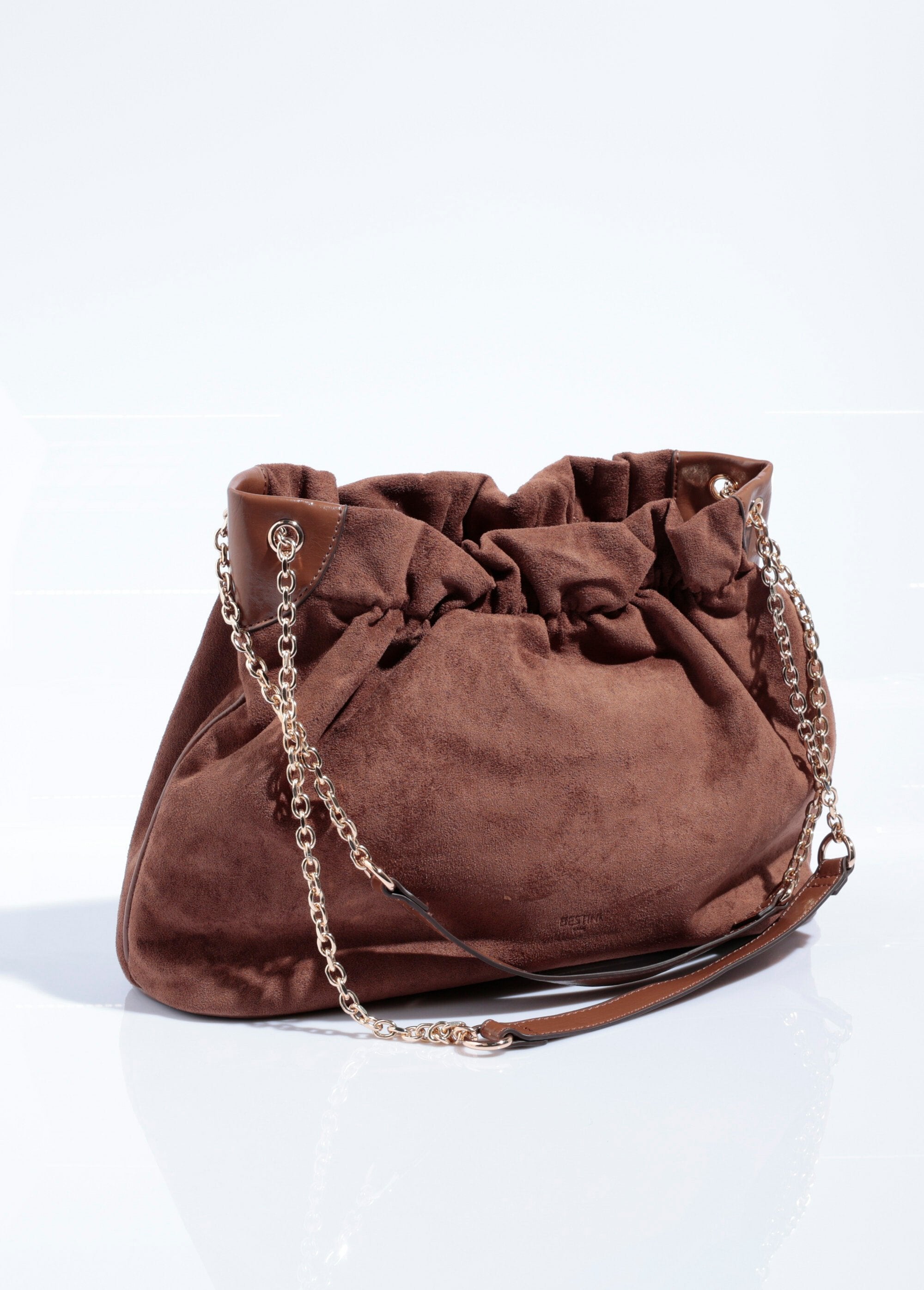 Chique_geplooide_suède_tas_met_metalen_riem_Camel_DO1_slim