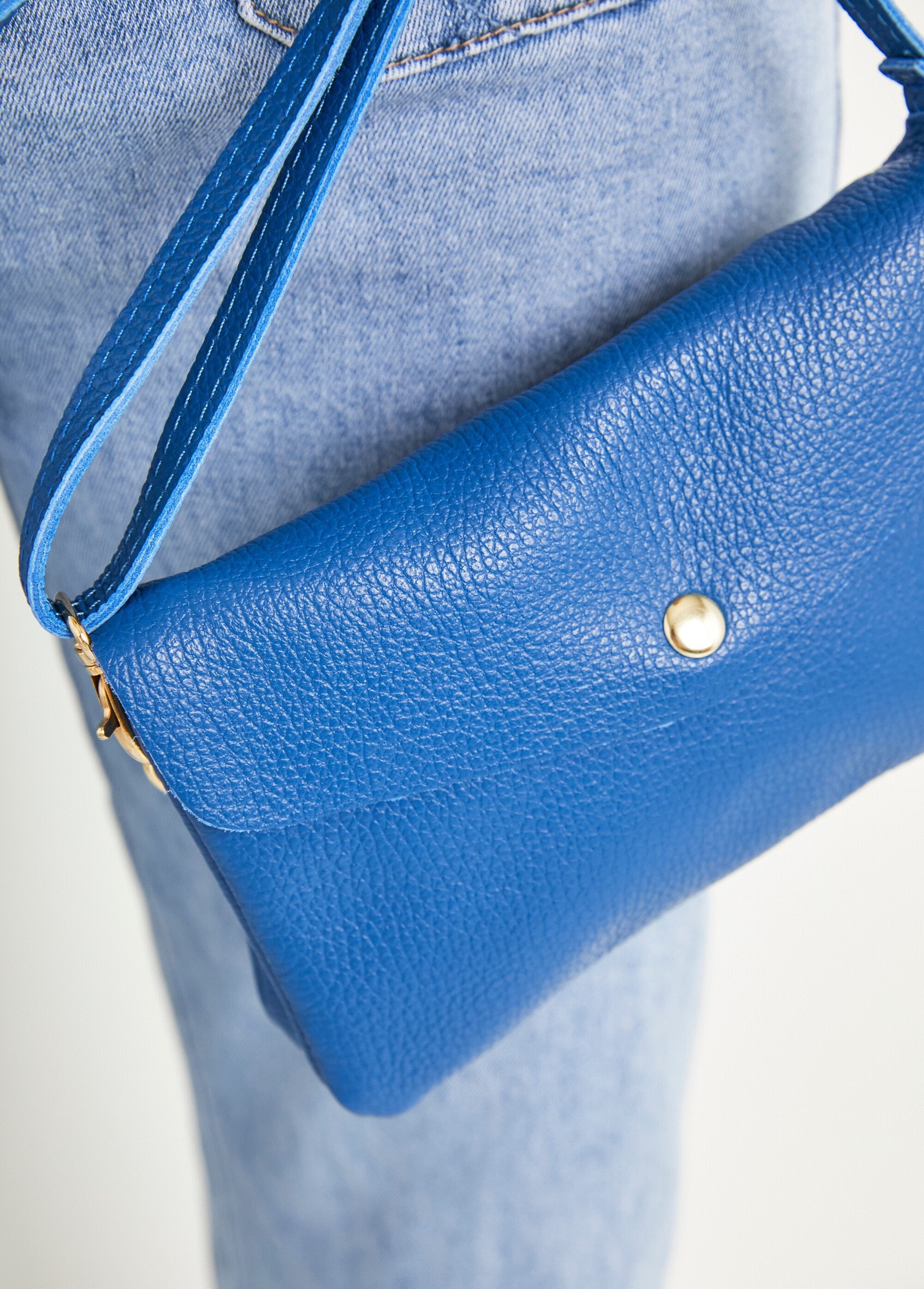Sac_pochette_bandoulière_cuir_grainé_Bleu_roi_DE1_slim