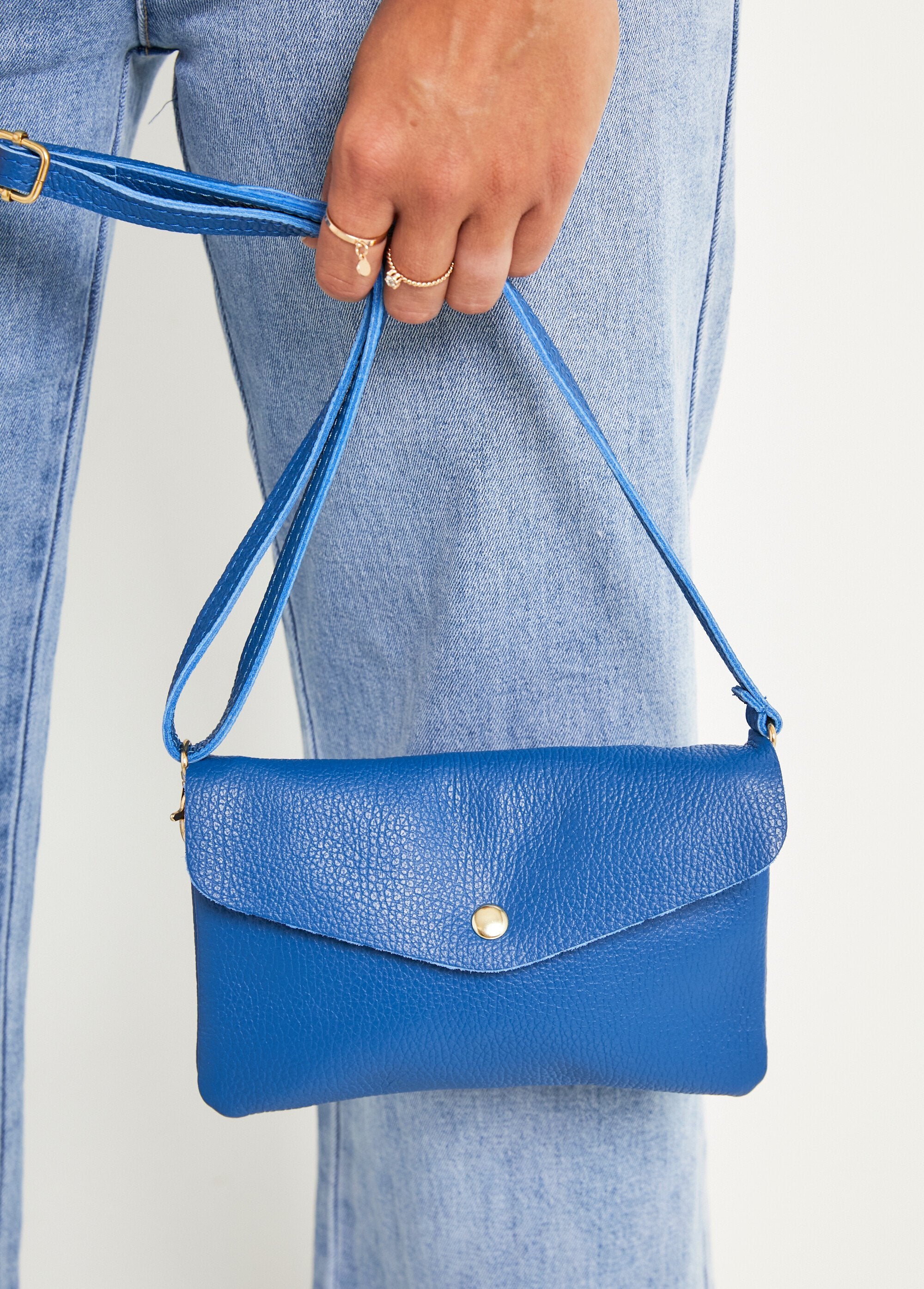 Sac_pochette_bandoulière_cuir_grainé_Bleu_roi_FA2_slim